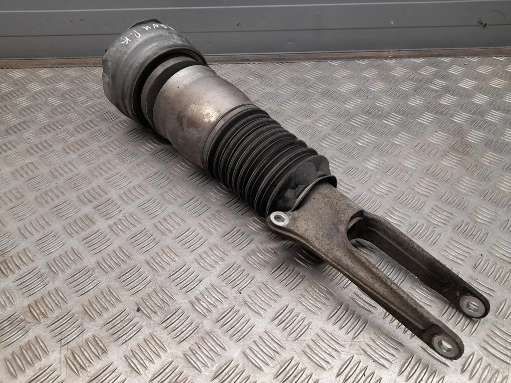 97034305114 - Porsche Panamera (970) передний левый амортизатор