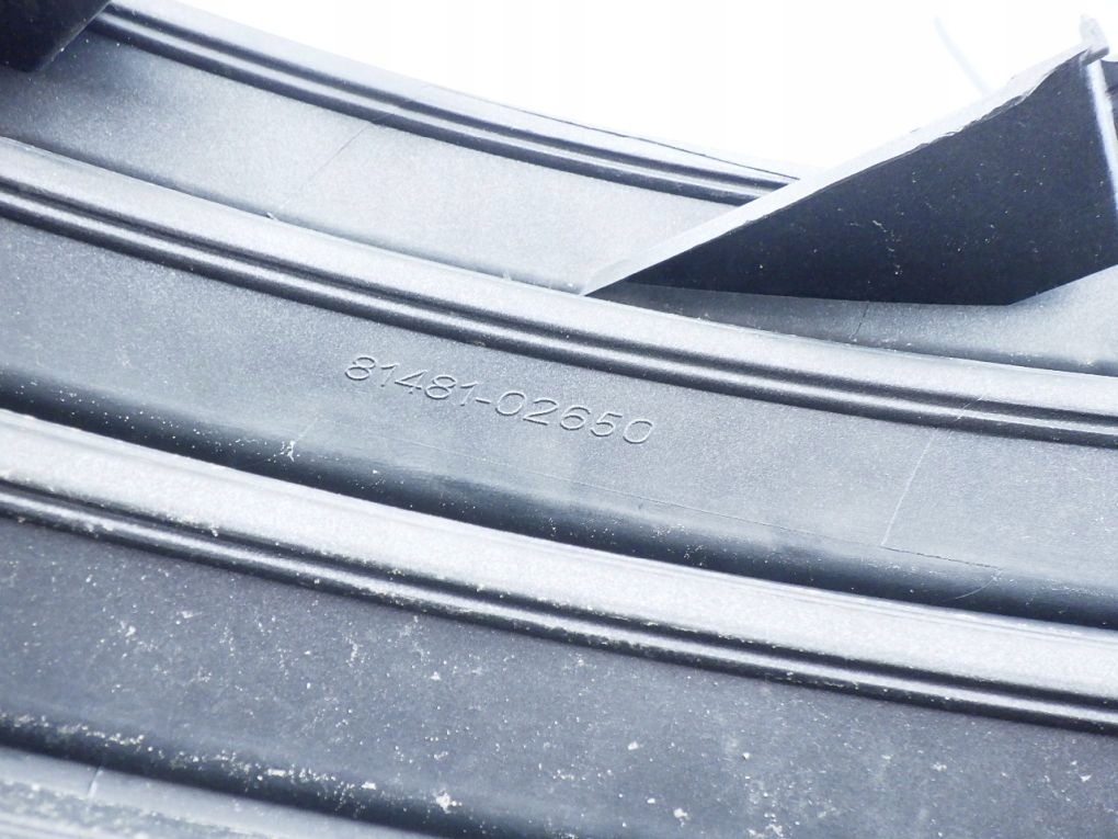 TOYOTA COROLLA E16 LIFT 16- pravá mřížka nárazníku předního