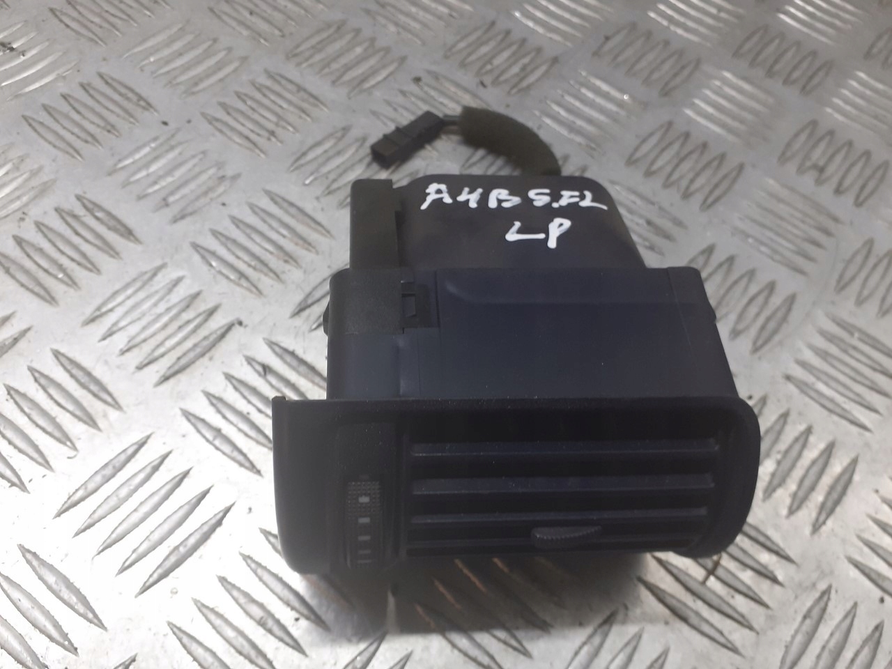 воздухозаборник жалюзи потока воздуха левый Audi A4 B5 8D1820901