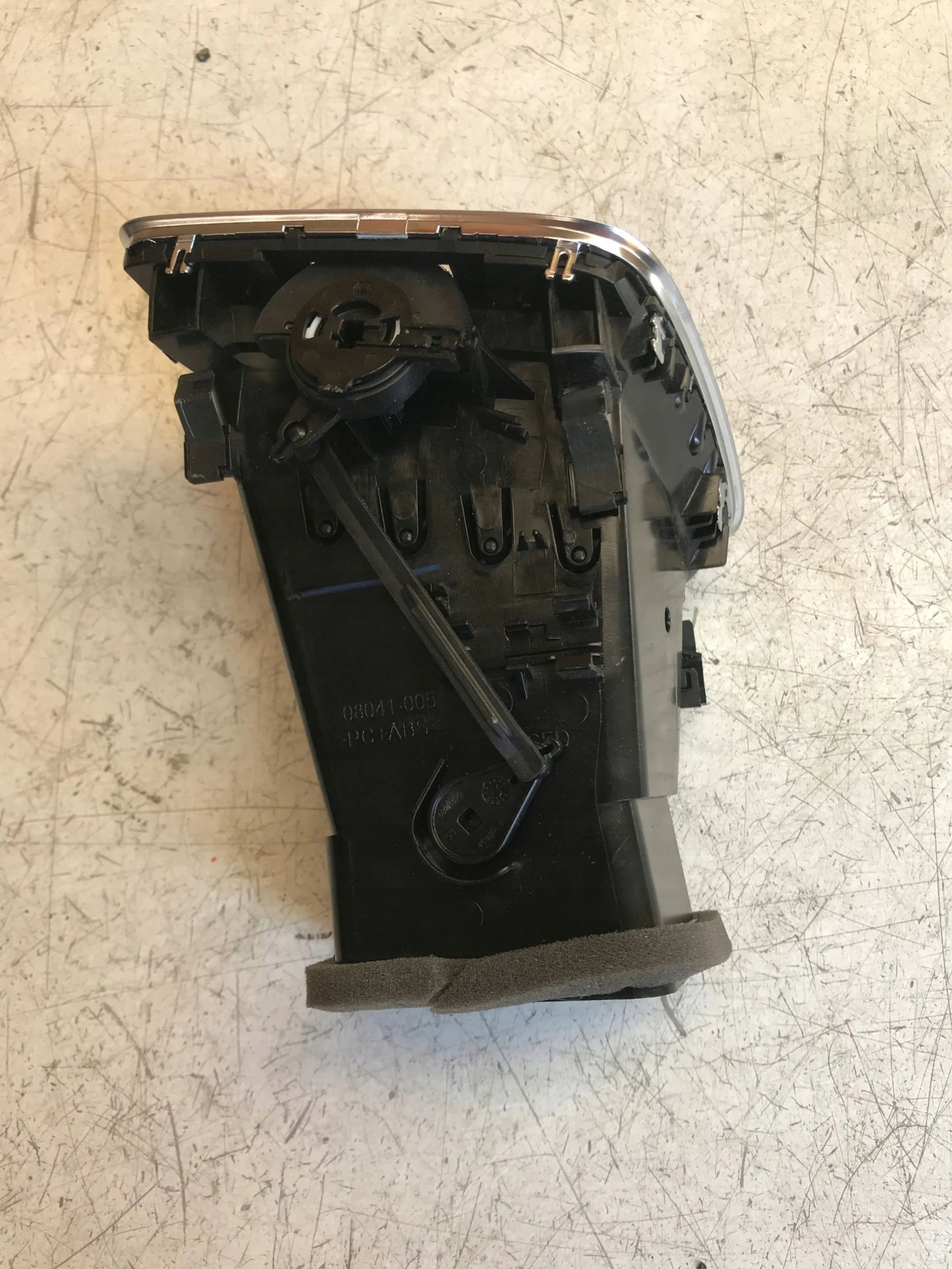 grid air conditioning devices left AUDI Q3 8U1820901C