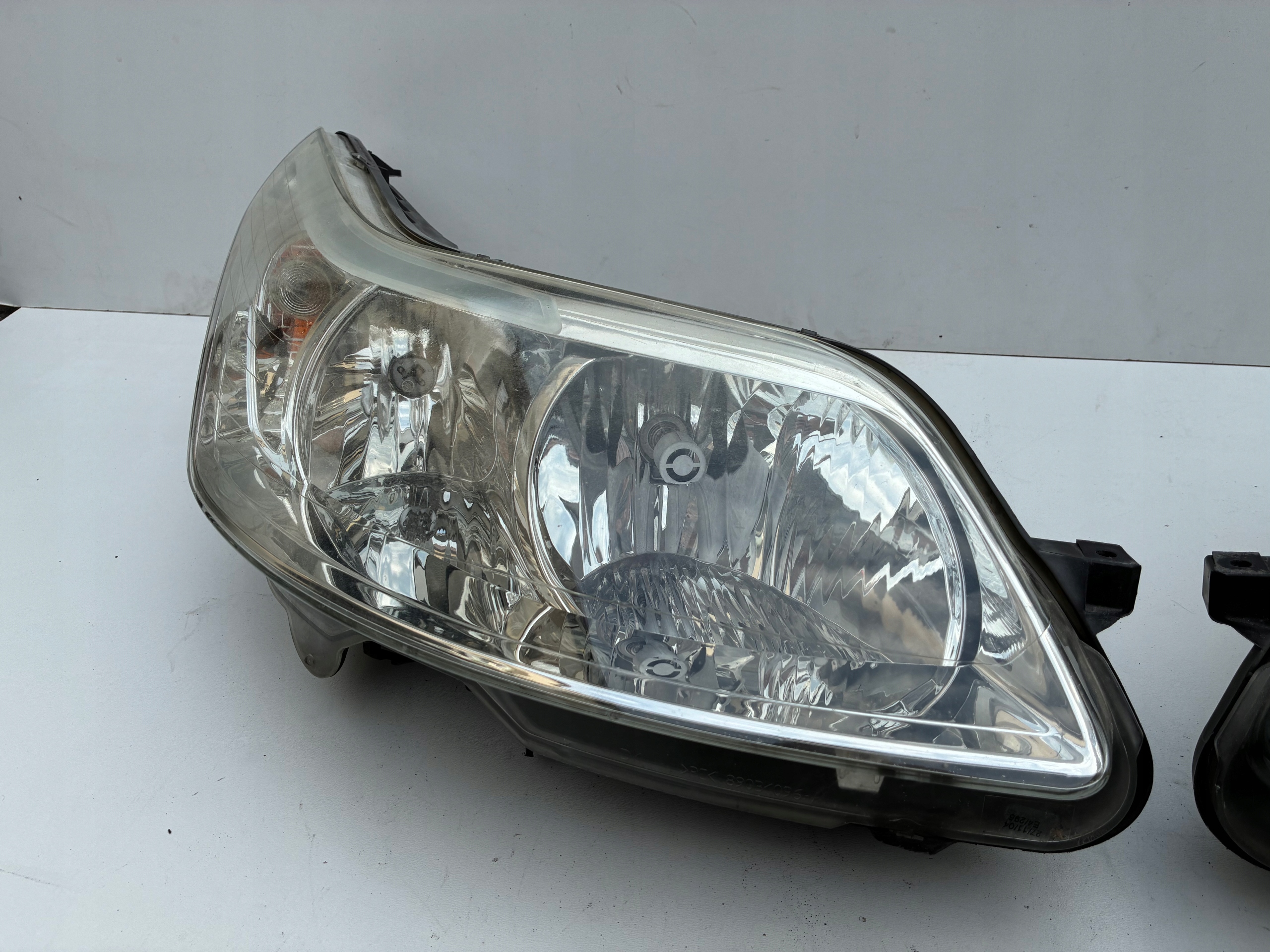 Reflektor light front front right left CITROEN C4 and 04-10r. ==OEM== EU