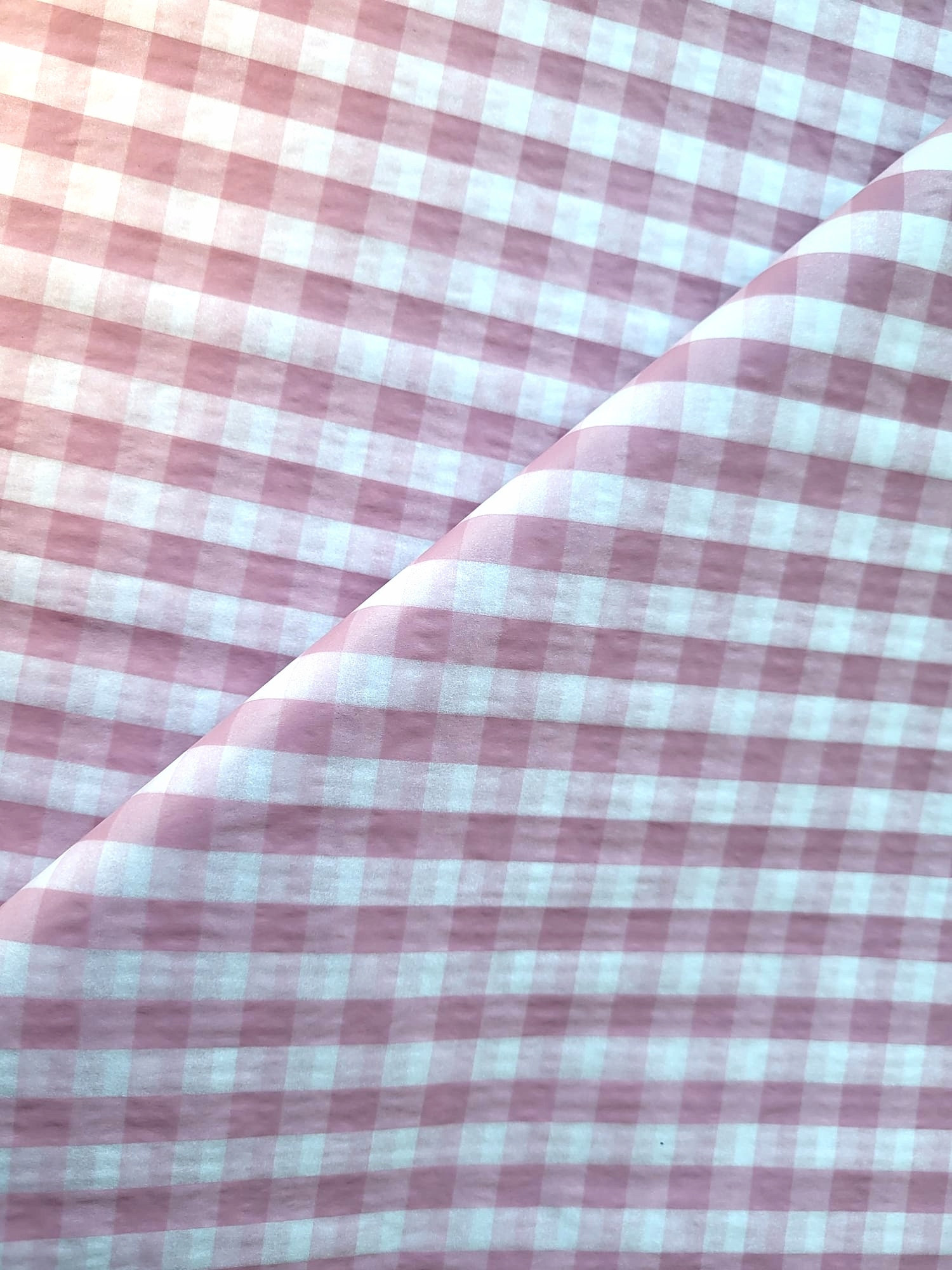 Světle růžová mřížka s ozdobným papírem – 240 listů – 50 x 75 cm