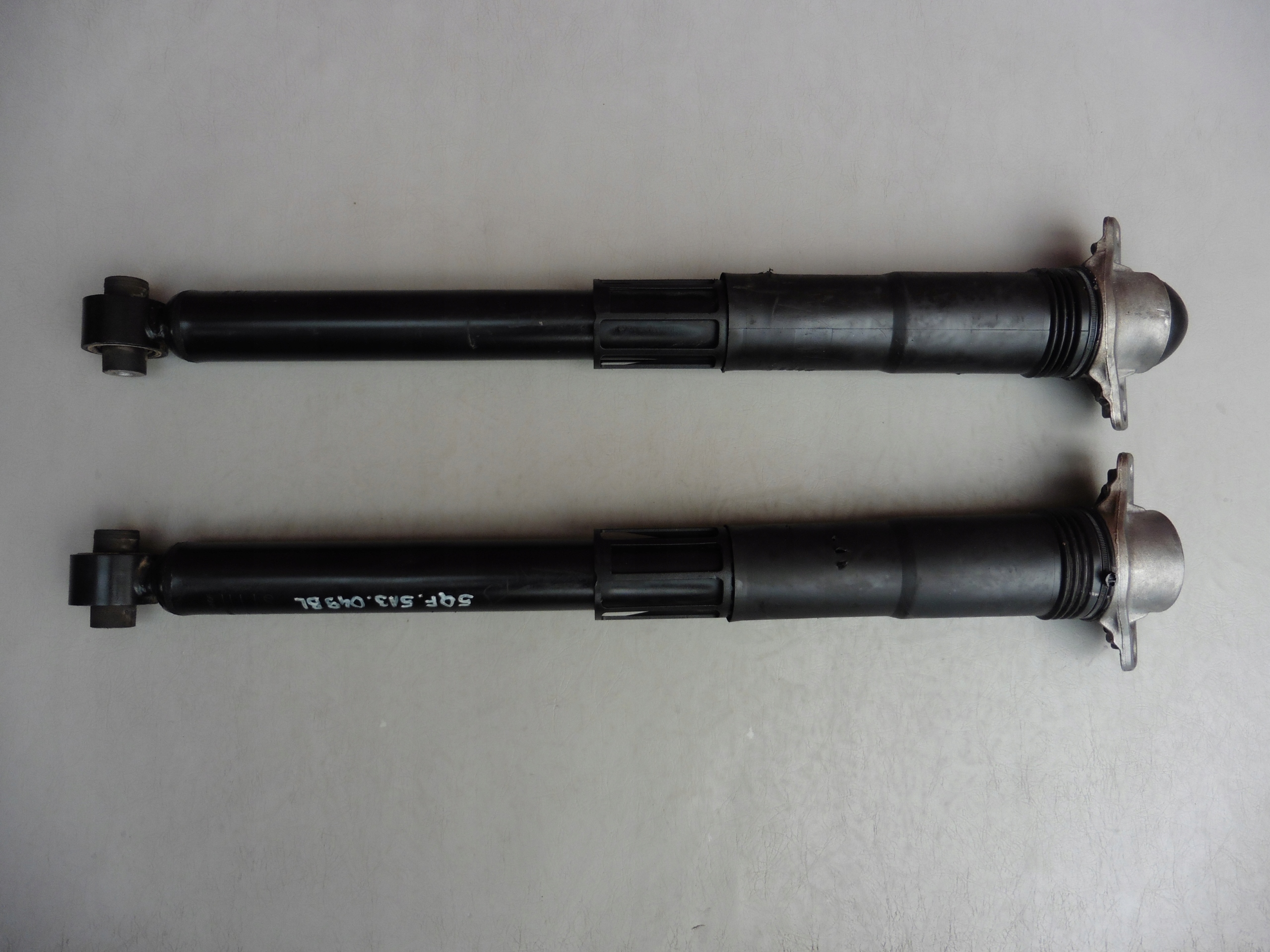 Амортизаторы тигуан. Задние амортизаторы тигуан 1. Volkswagen tiguan задний амортизатор. Амортизаторы vw tiguan. 5n0513049l.