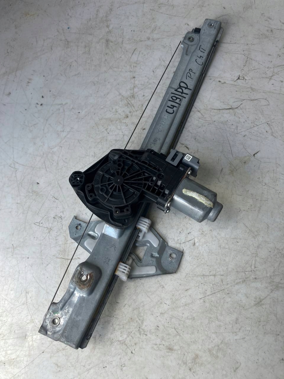 window regulator right front CITROEN C4 II B7 9687205380