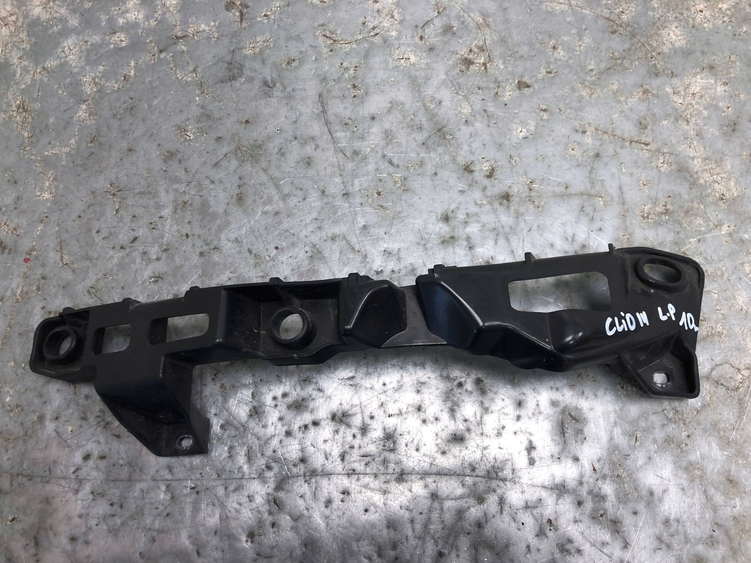 bumper bracket left front RENAULT CLIO III 8200800090