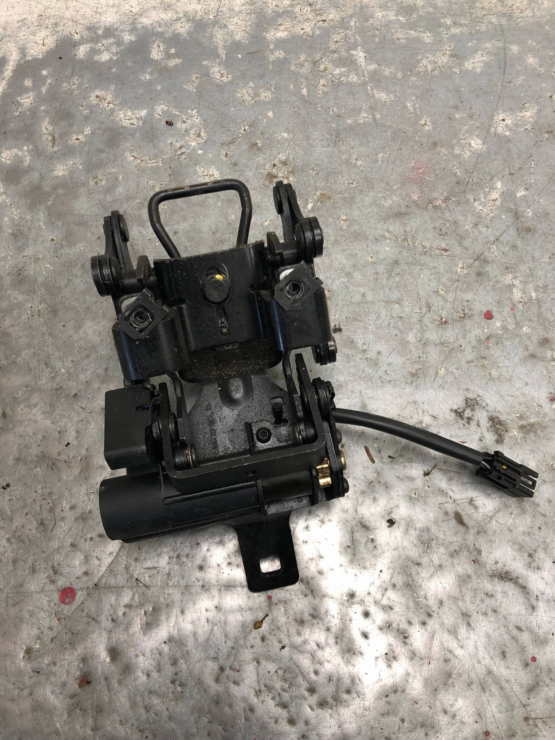 lock bonnet boot OPEL ASTRA H CABRIO 13197820
