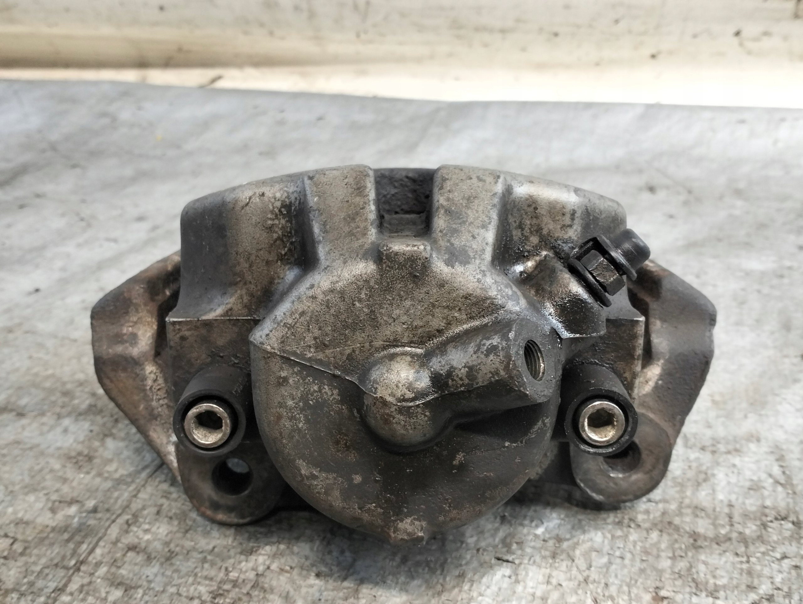 třmen brzdový levý předek ATE BMW 5 IV E39 95-03r