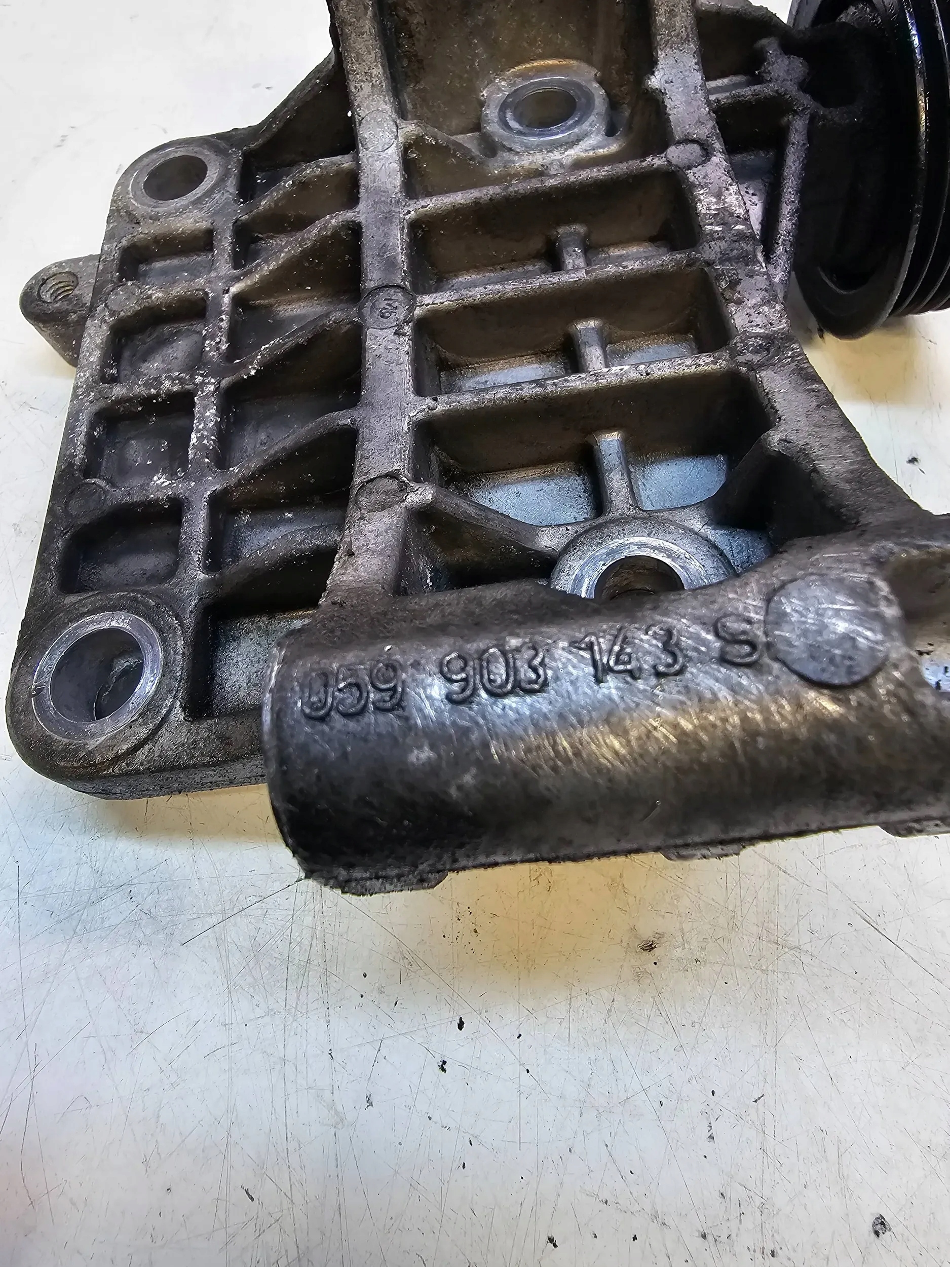 supporto alternatore AUDI A6 A7 A8 3.0TDI 059903143S