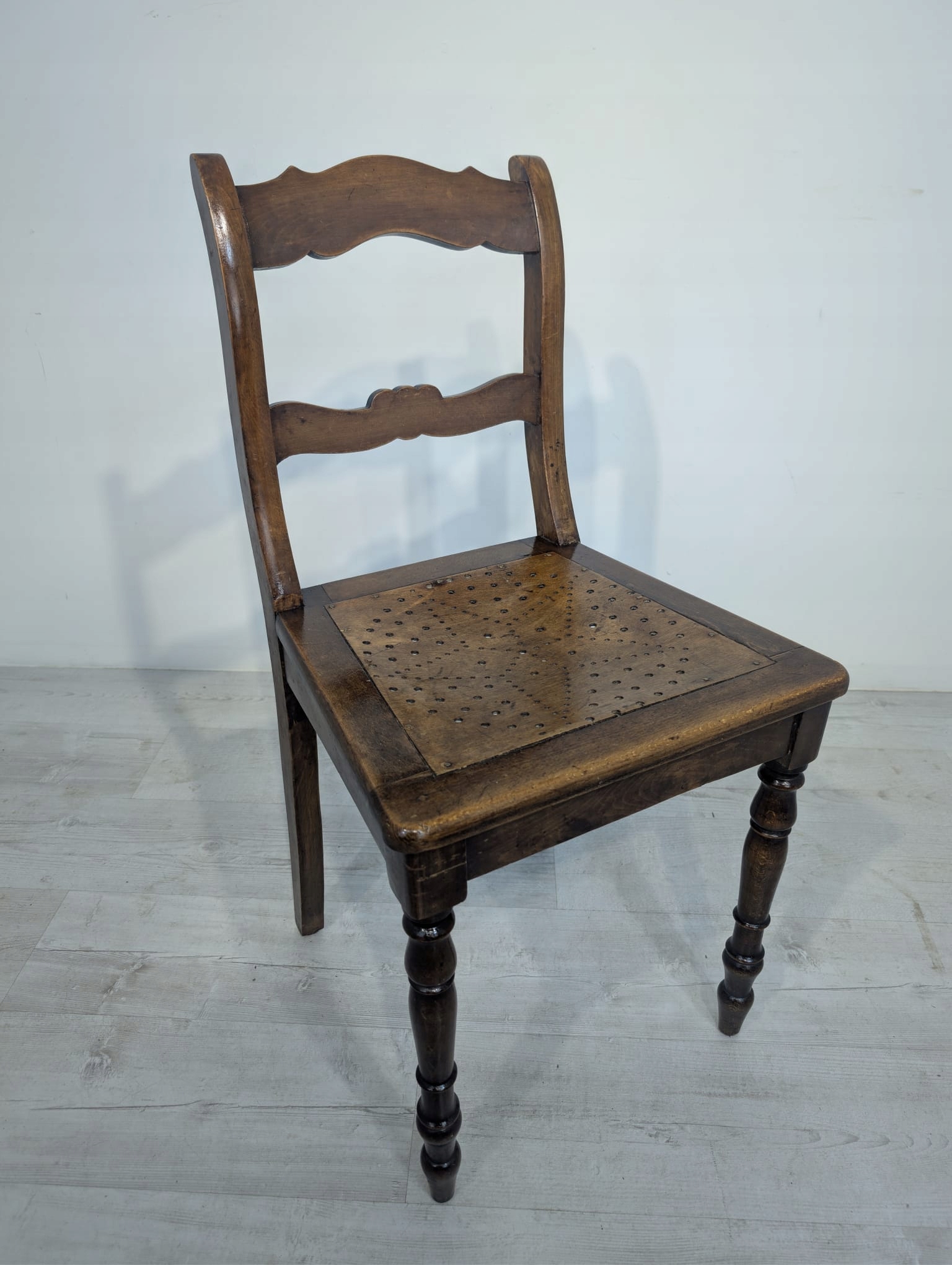 Antyczne krzesło Biedermeier tłoczone nogi