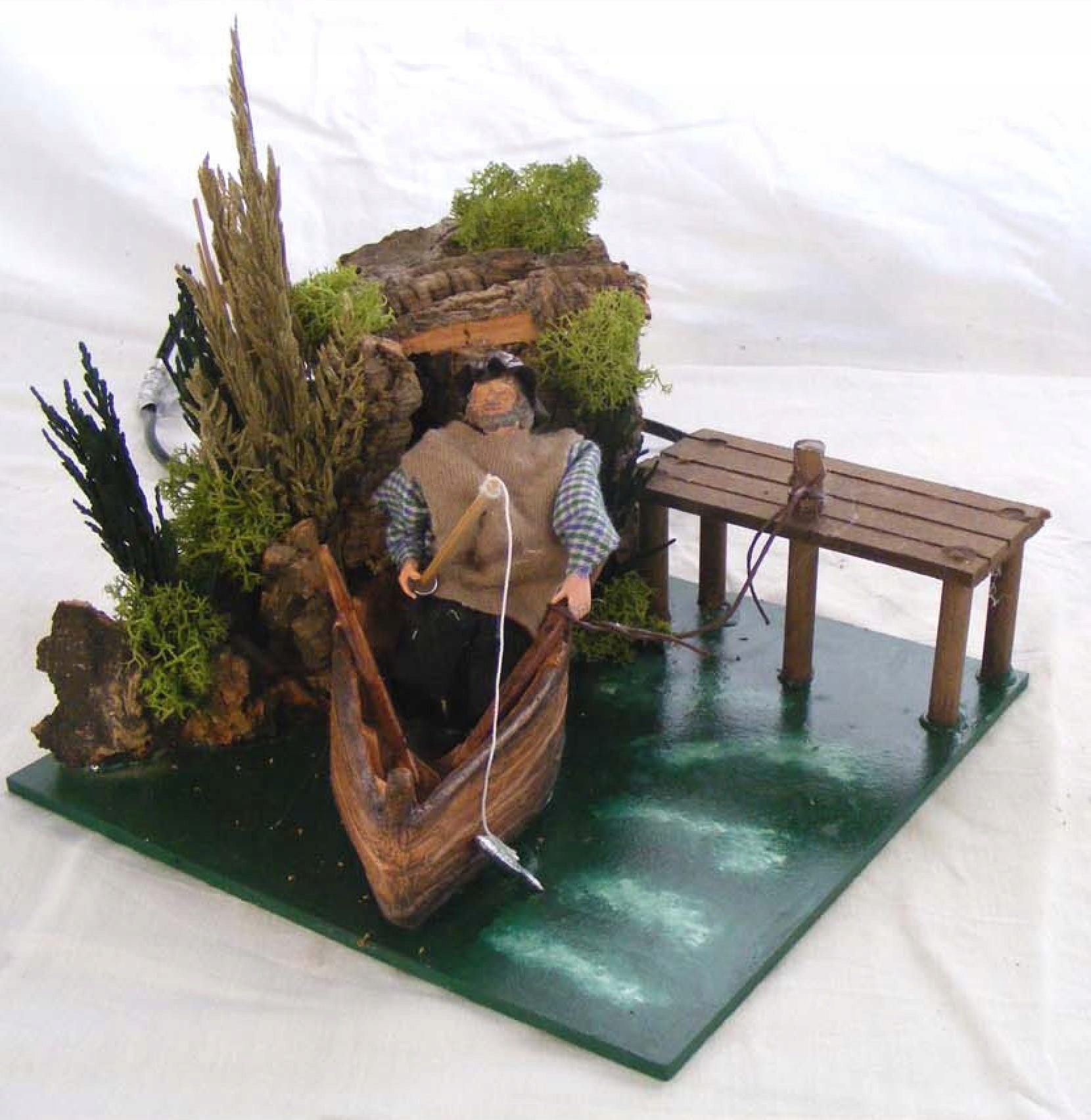 Pohyblivá Figúrka Rybár loví na lodi výška 13 cm