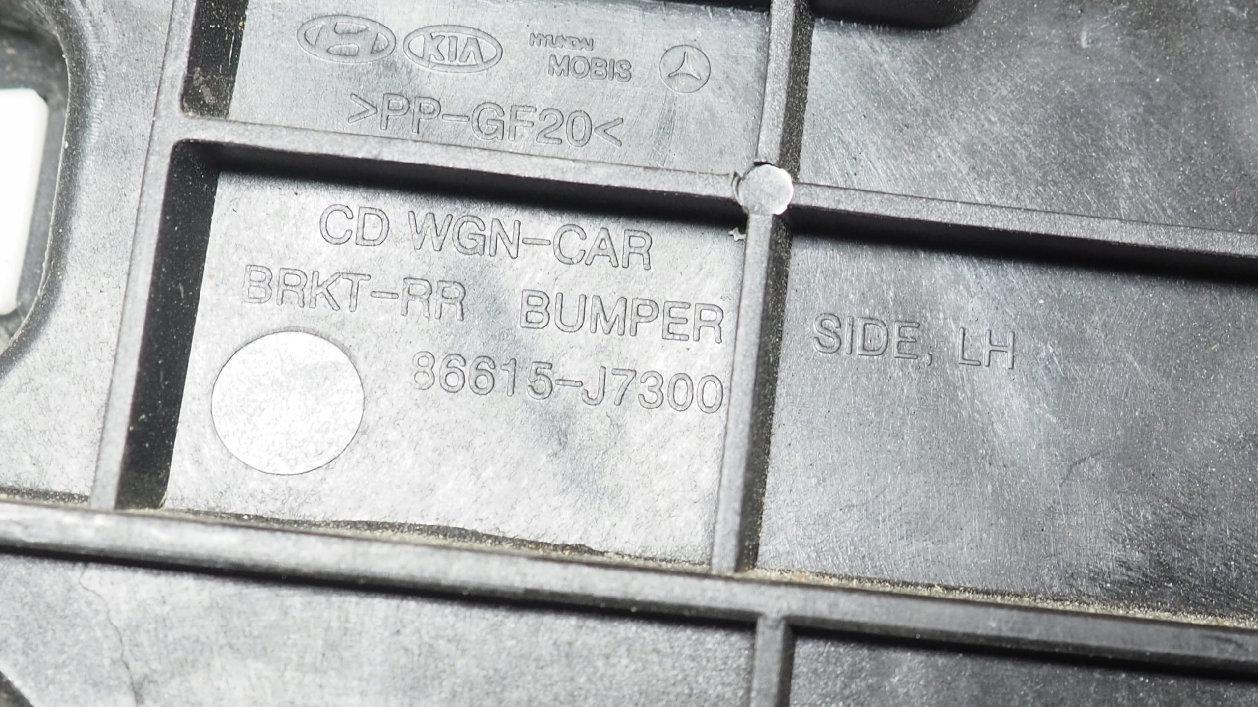 Kia Ceed III Kombi bumper bracket left rear part 86615-J7300