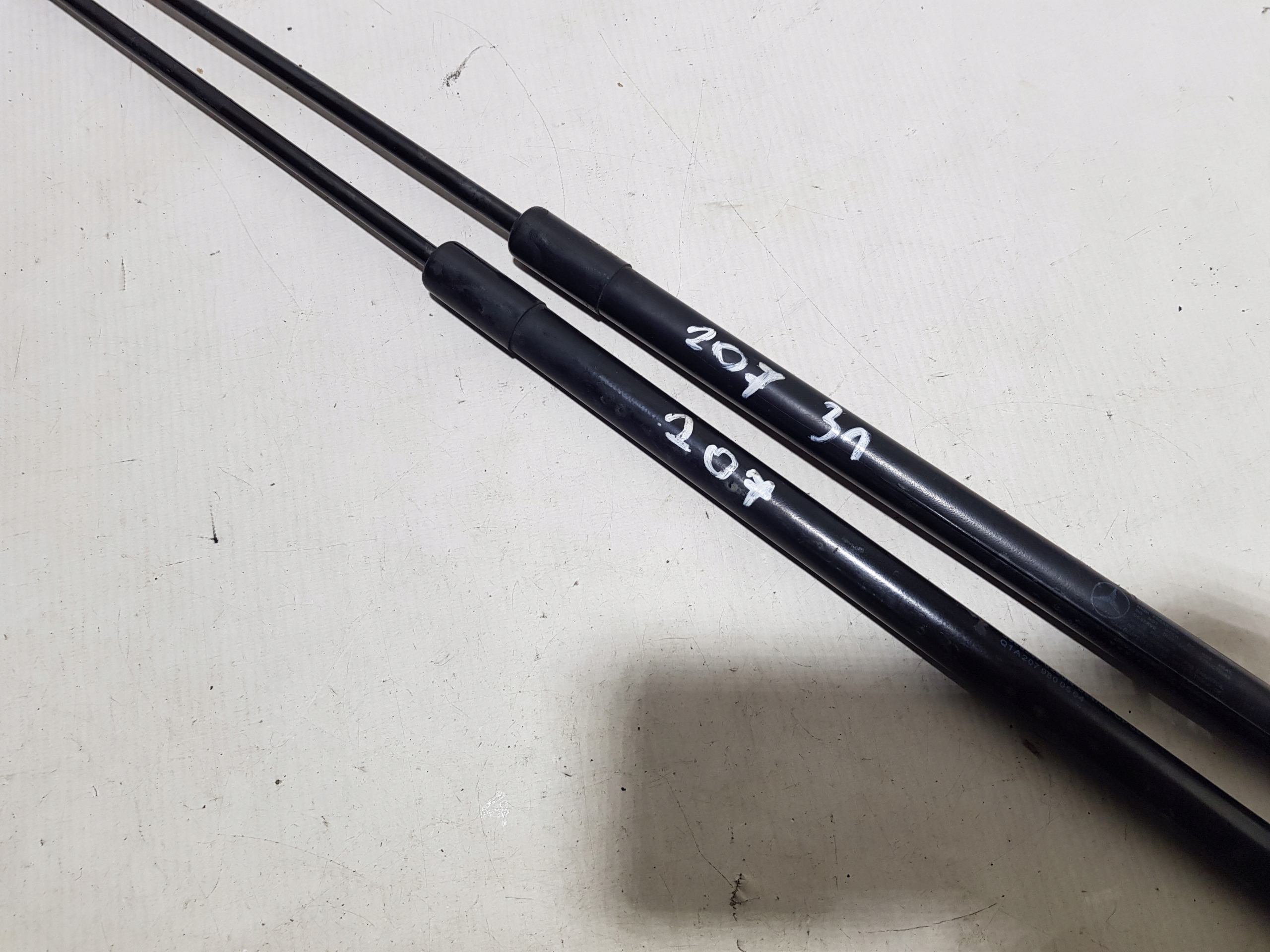MERCEDES W207 SILOWNIKI bonnets KOMPLET 2079800564