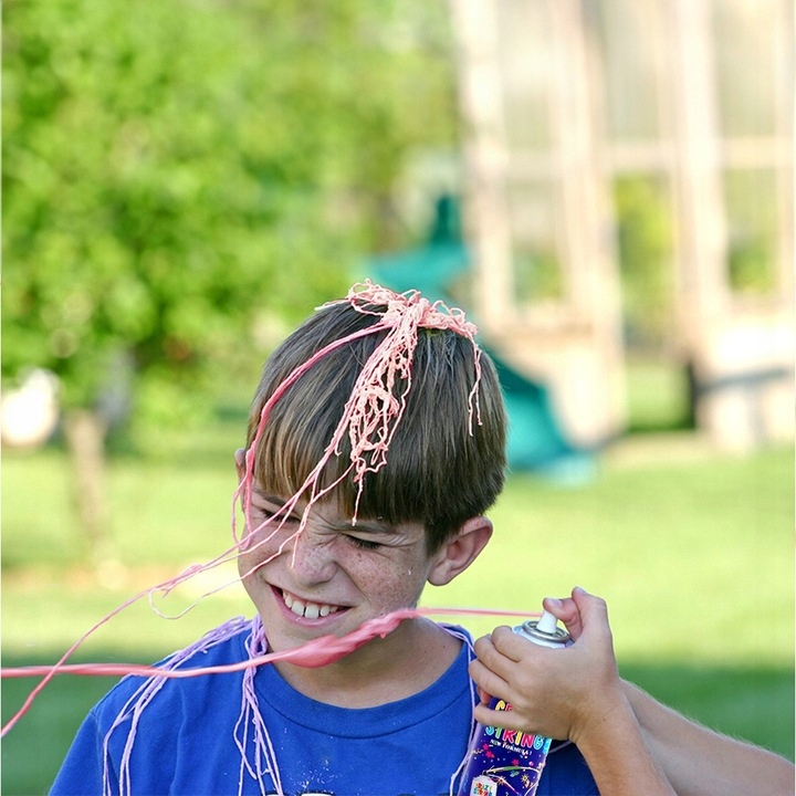 SERPENTYNA W SPRAYU URODZINY IMPREZĘ ZABAWE KONFETTI PARTY 250ml EAN (GTIN) 5905398031184