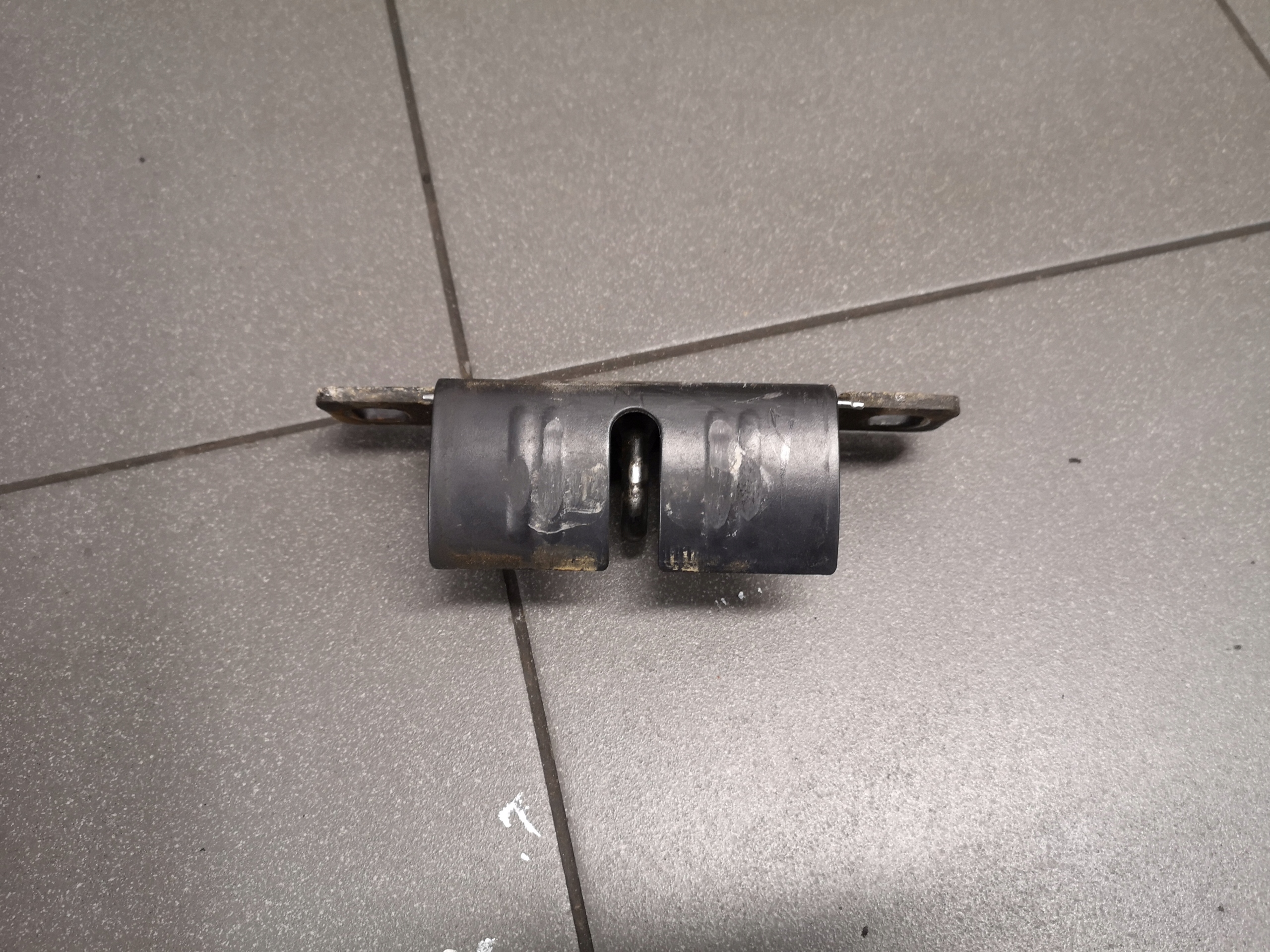 RYGIEL KLAPY BGAŻNIKA AUDI A3 8L 8L0827085A