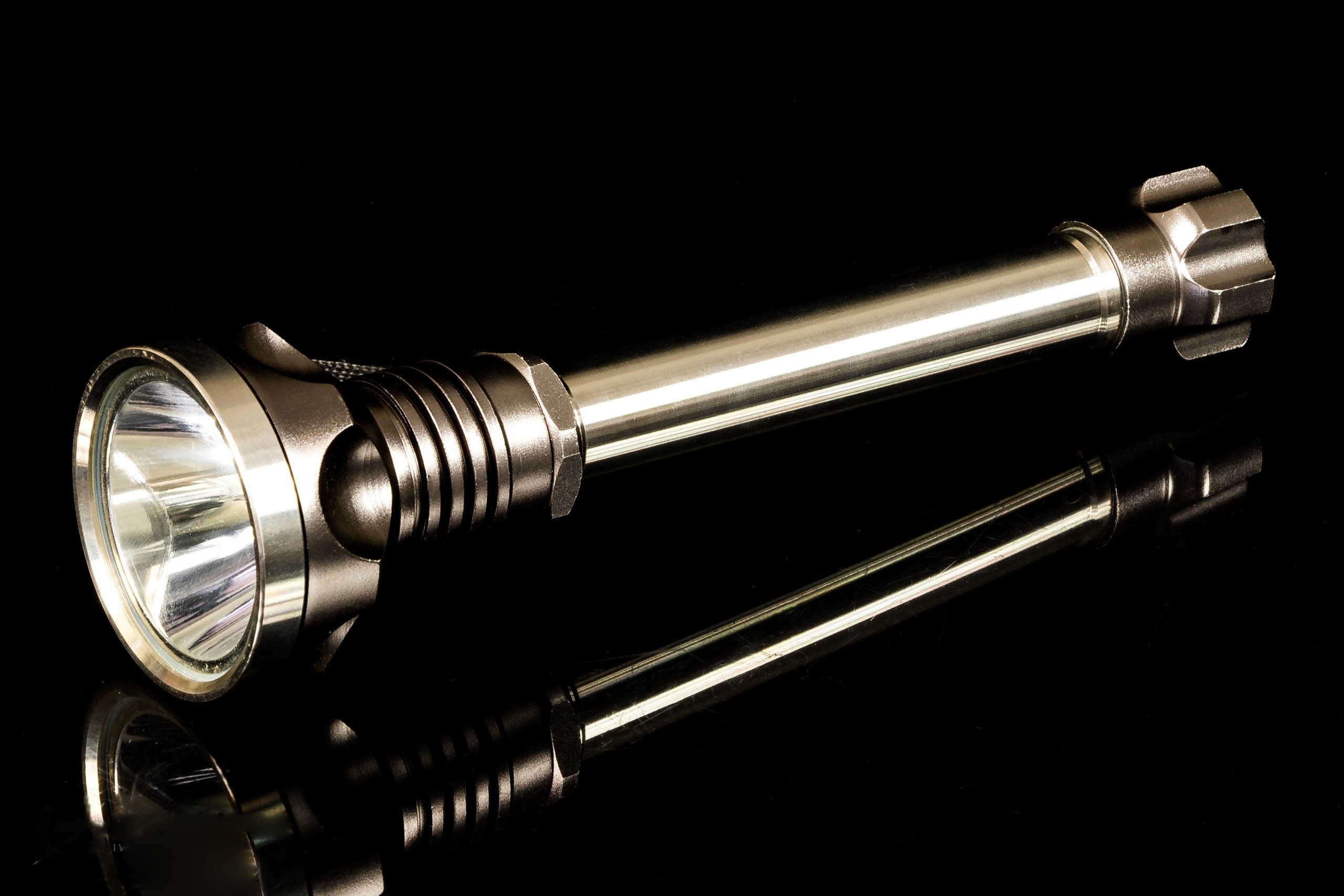 Latarka Turystyczna XY-666 2 x Akku- LP037 Model LP037