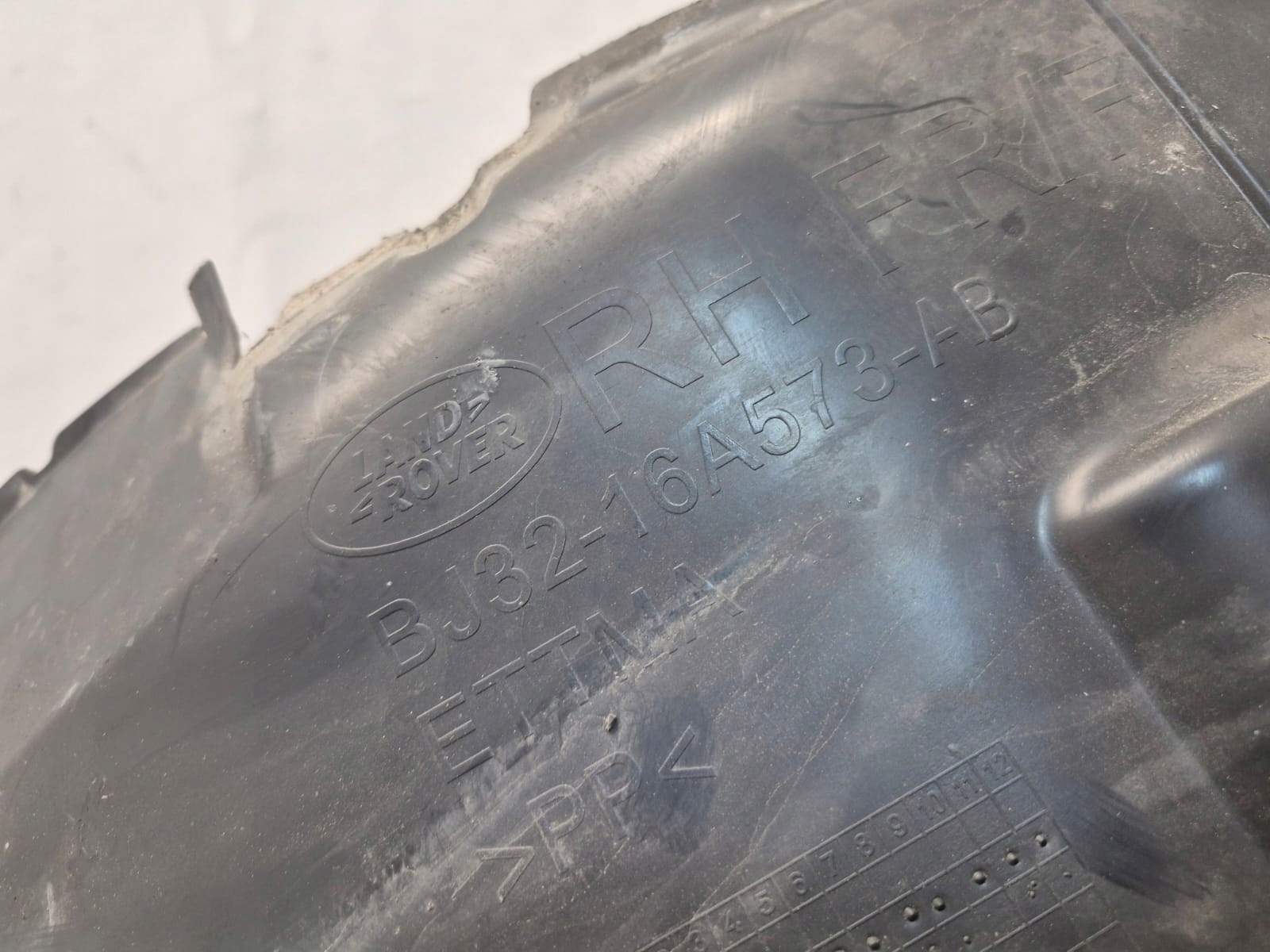 RANGE ROVER EVOQUE and 11- mudguard right front front BJ32-16A573-AB