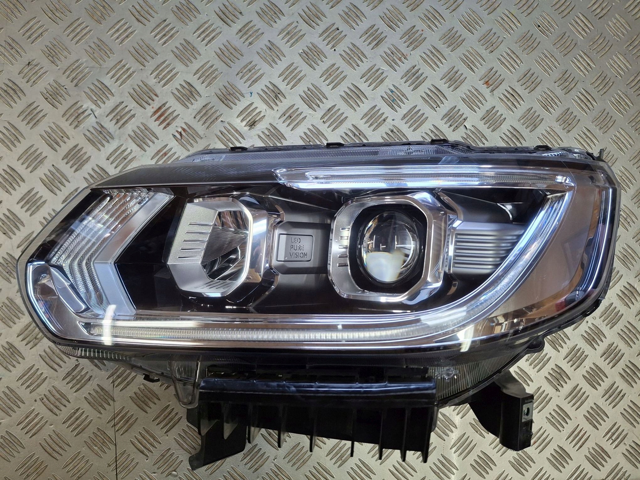 light left front FULL LED PURE VISION RENAULT ALASKAN 2016R->