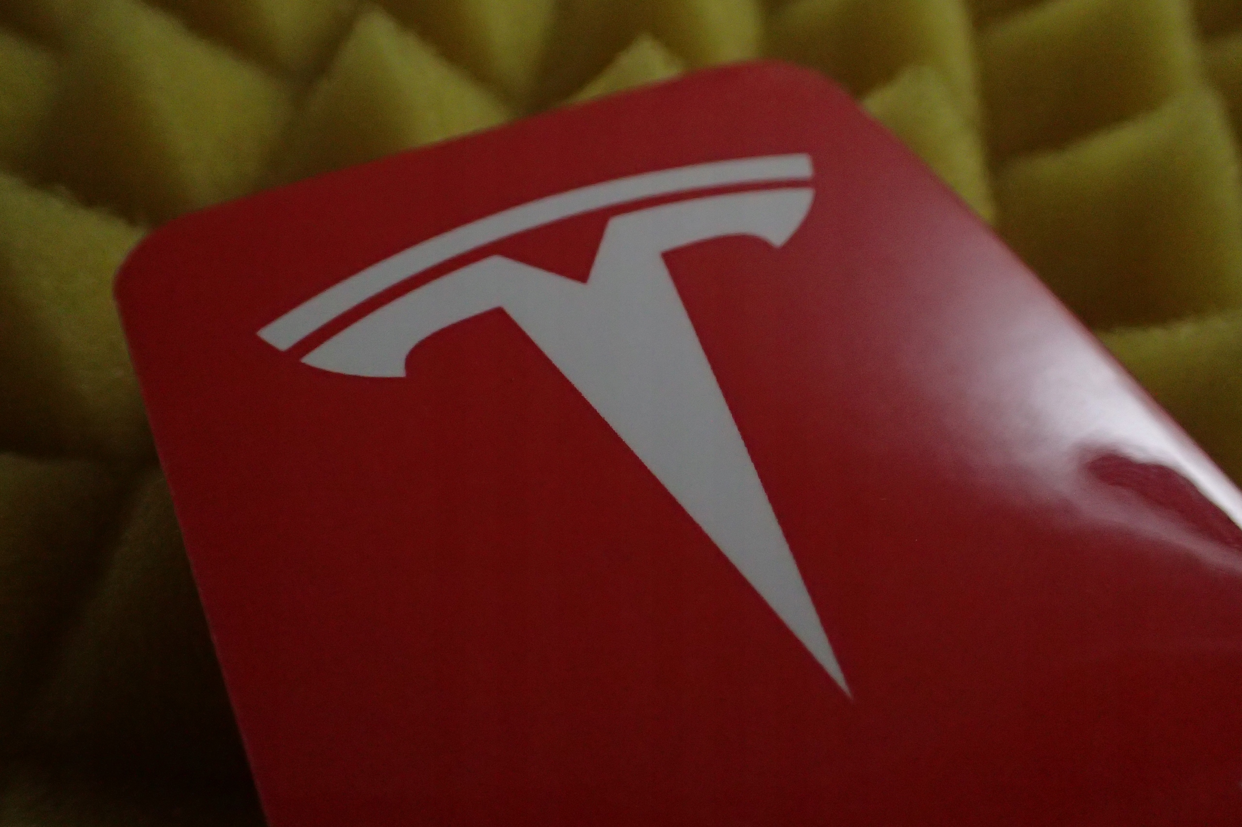 TESLA NAKLEJKA STICKER 5 x 7,2 cm Producent bez marki