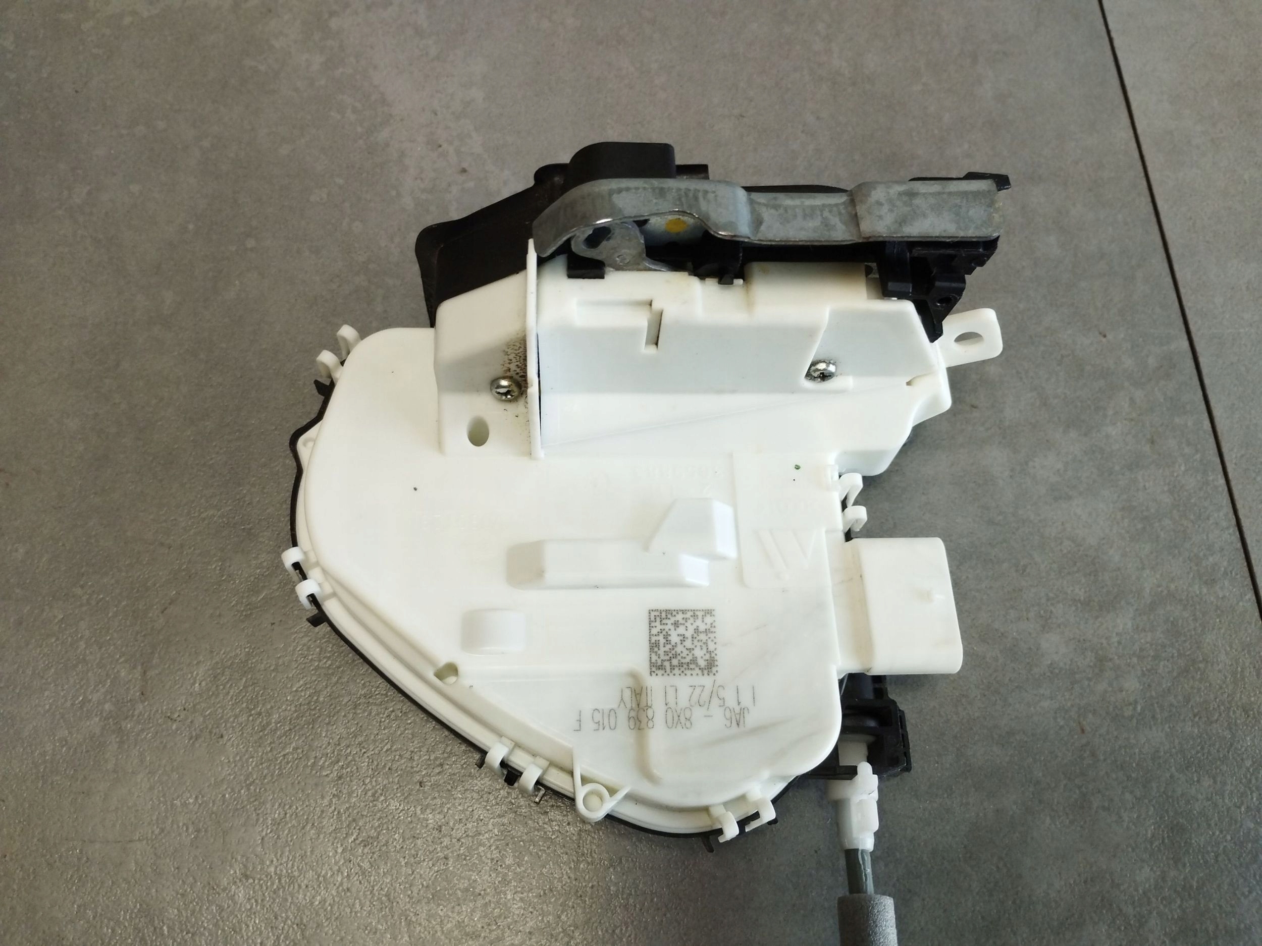 Audi A4 S4 B9 8W lock left rear part 8X0839015F
