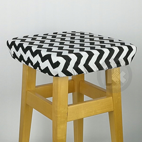 

Kwadratowa poduszka na taboret - zygzaki czarne