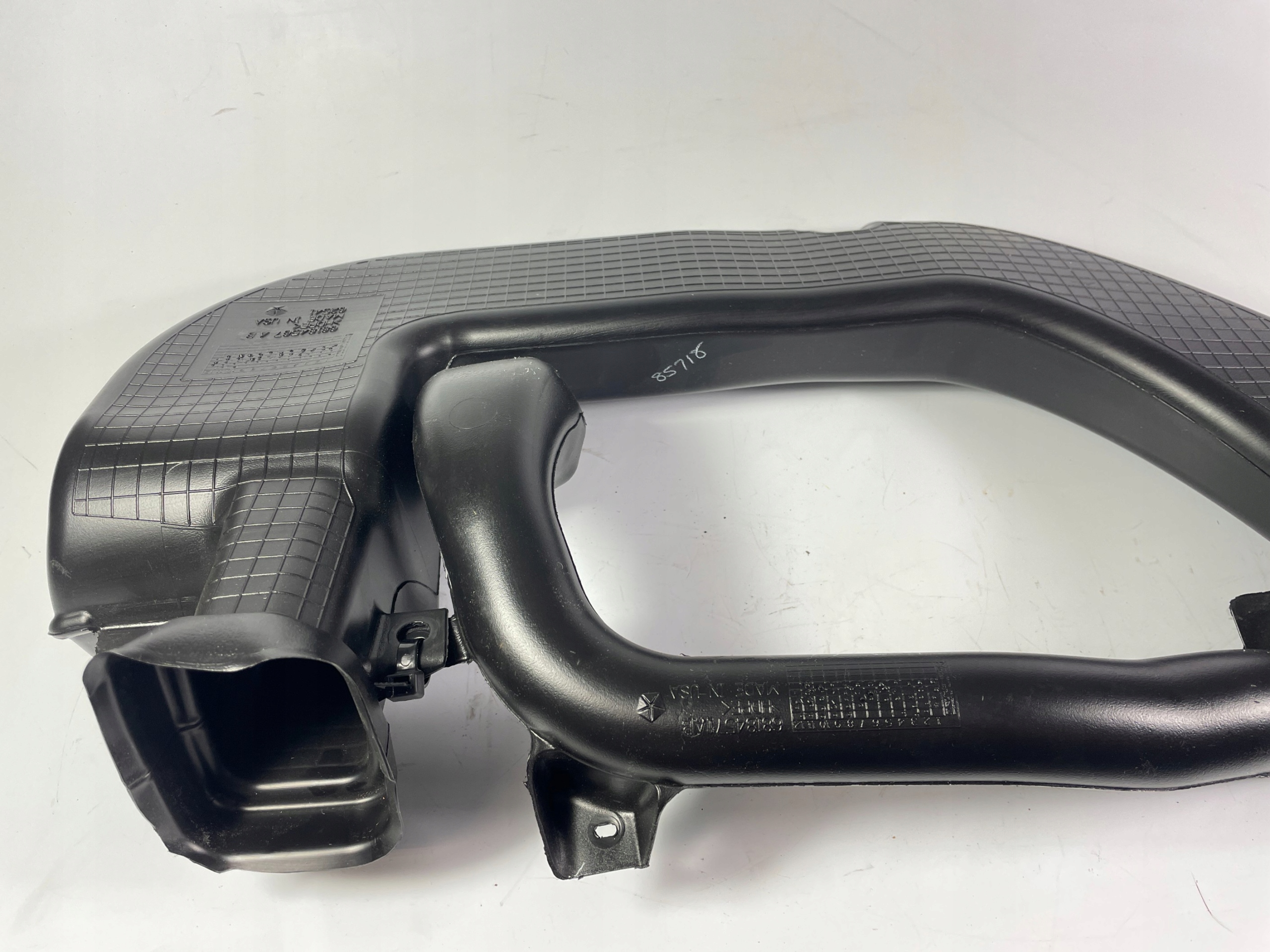 Dodge Challenger 2015-23 drain intake tunelu srodkowego right
