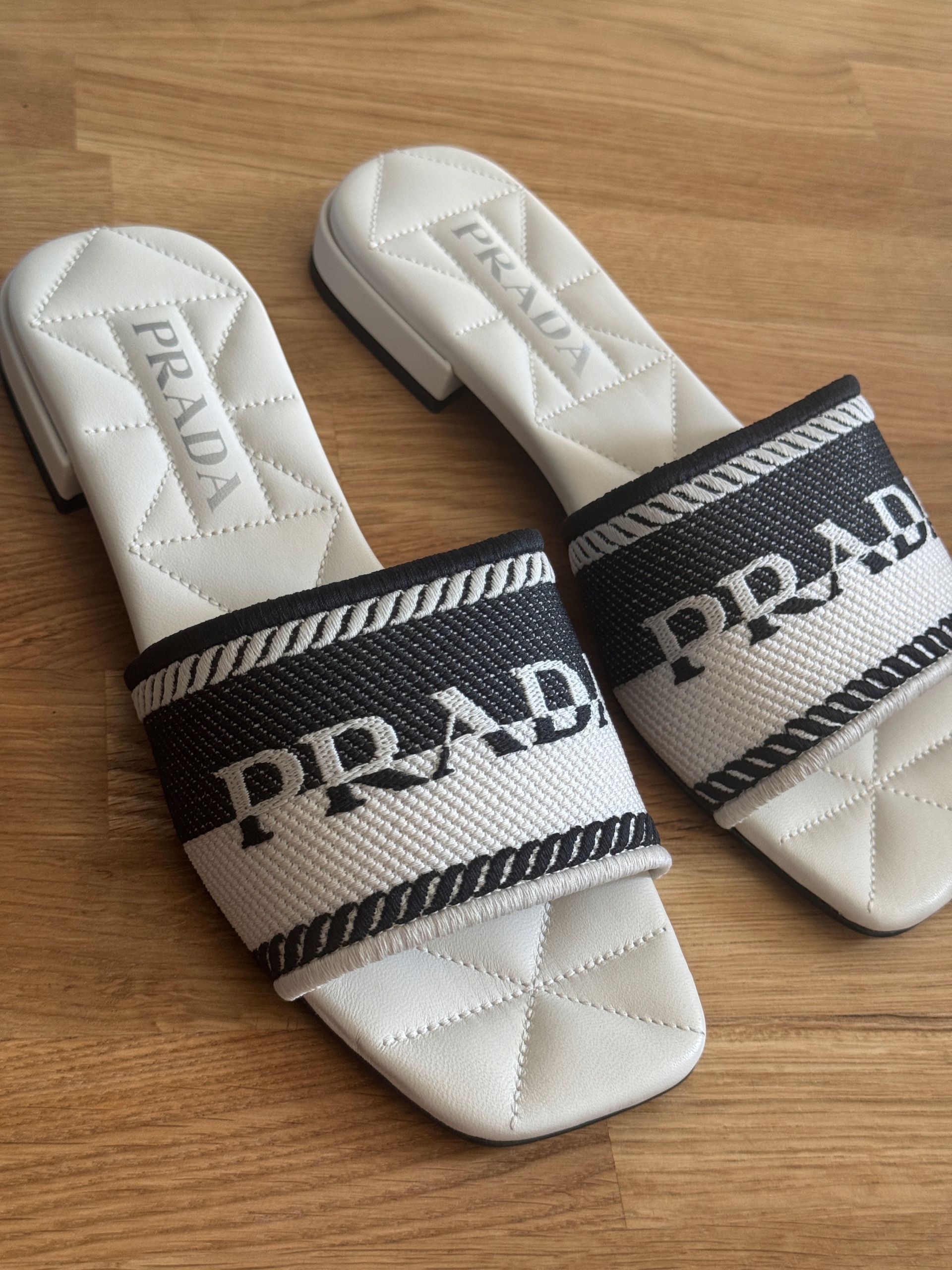 PRADA - ORYGINALNE KLAPKI Z LOGO 36 • Cena, Opinie • Casual (na co