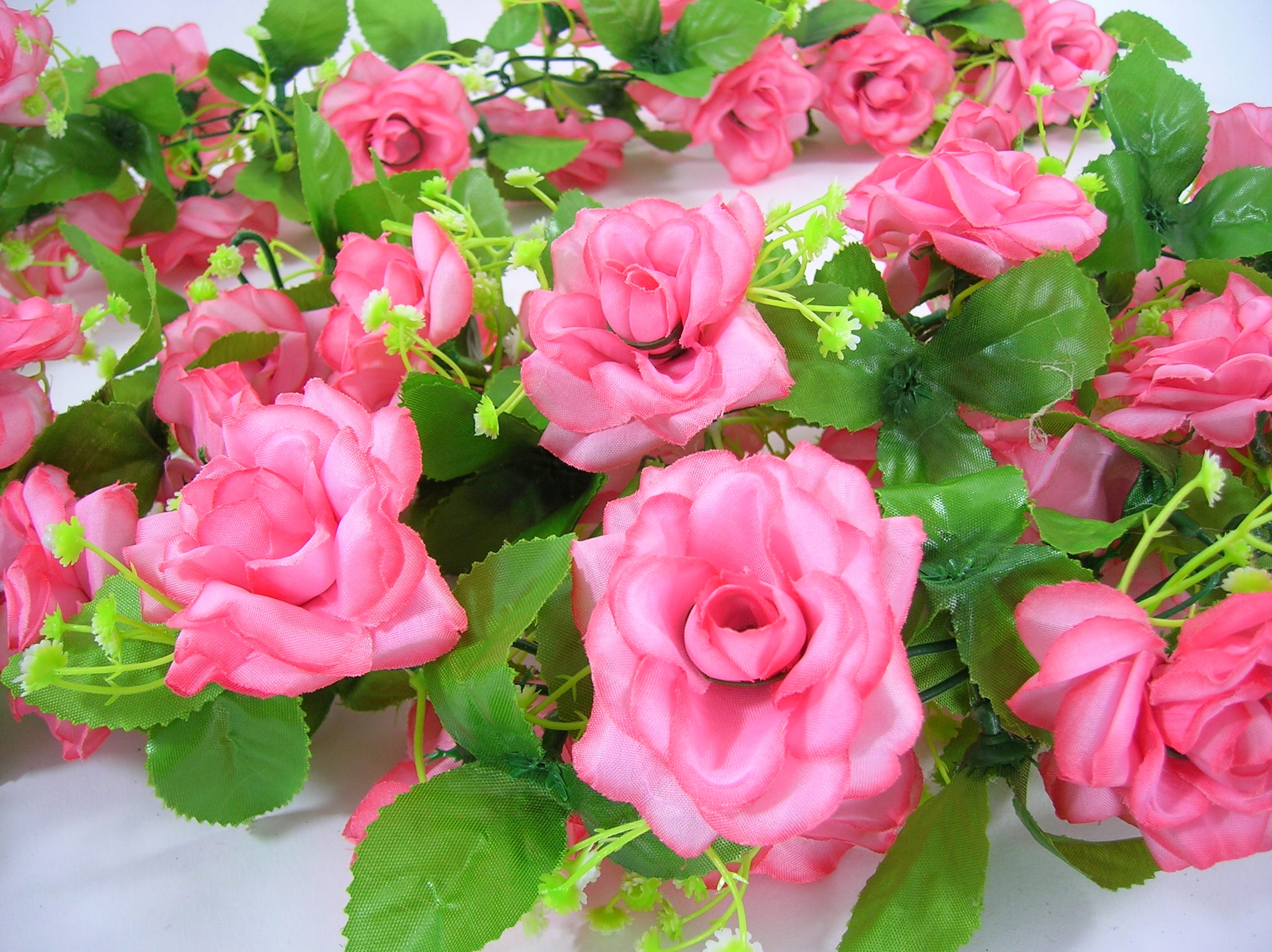 SZTUCZNE KWIATY GIRLANDA Z RÓŻAMI - RÓŻOWA Wysokość maksymalna 190 cm