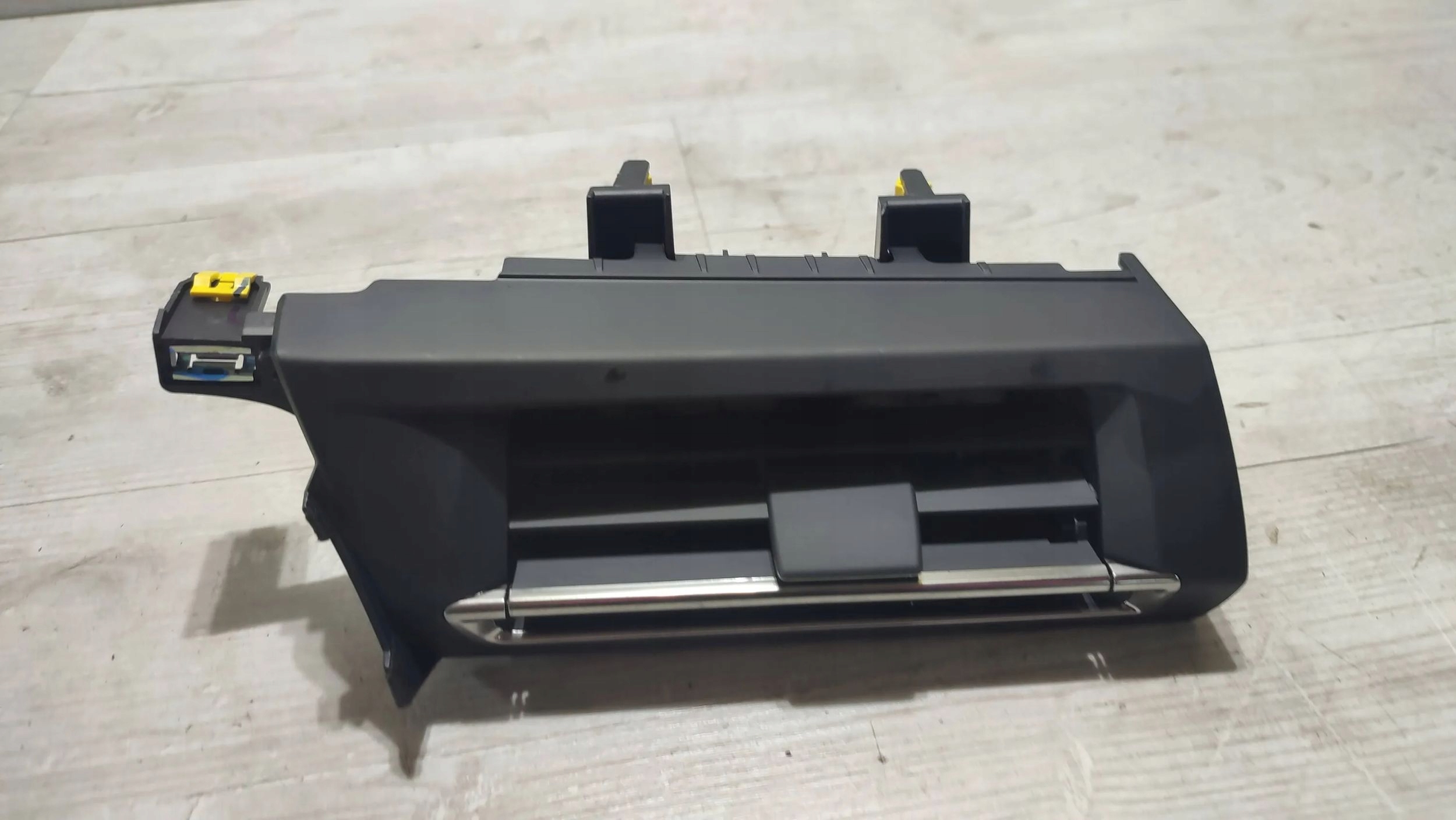 Peugeot 508 II 22r 1.2 front side left grid air conditioning devices