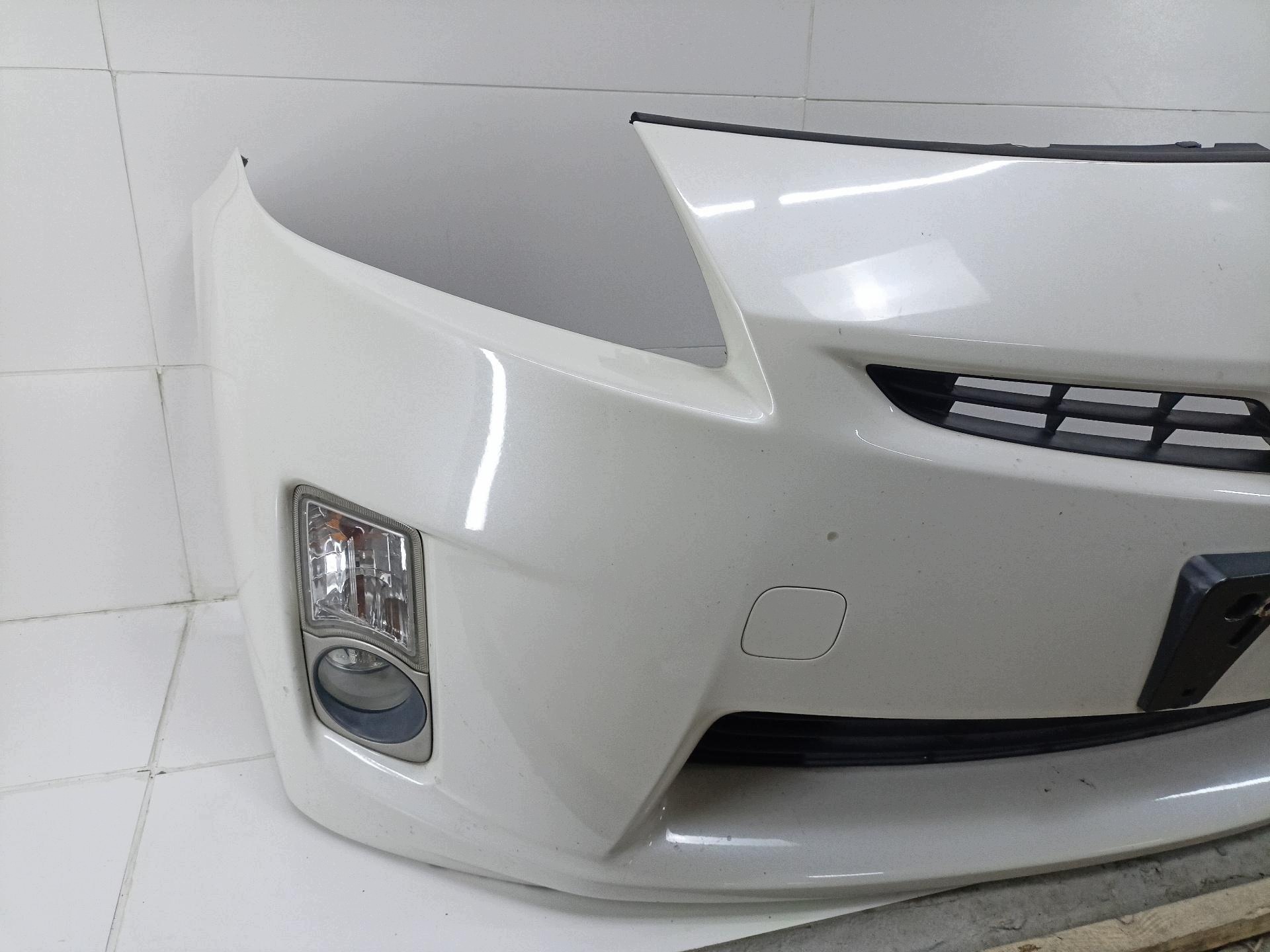 bumper front Toyota Prius 3 XW30 ZVW30 2011