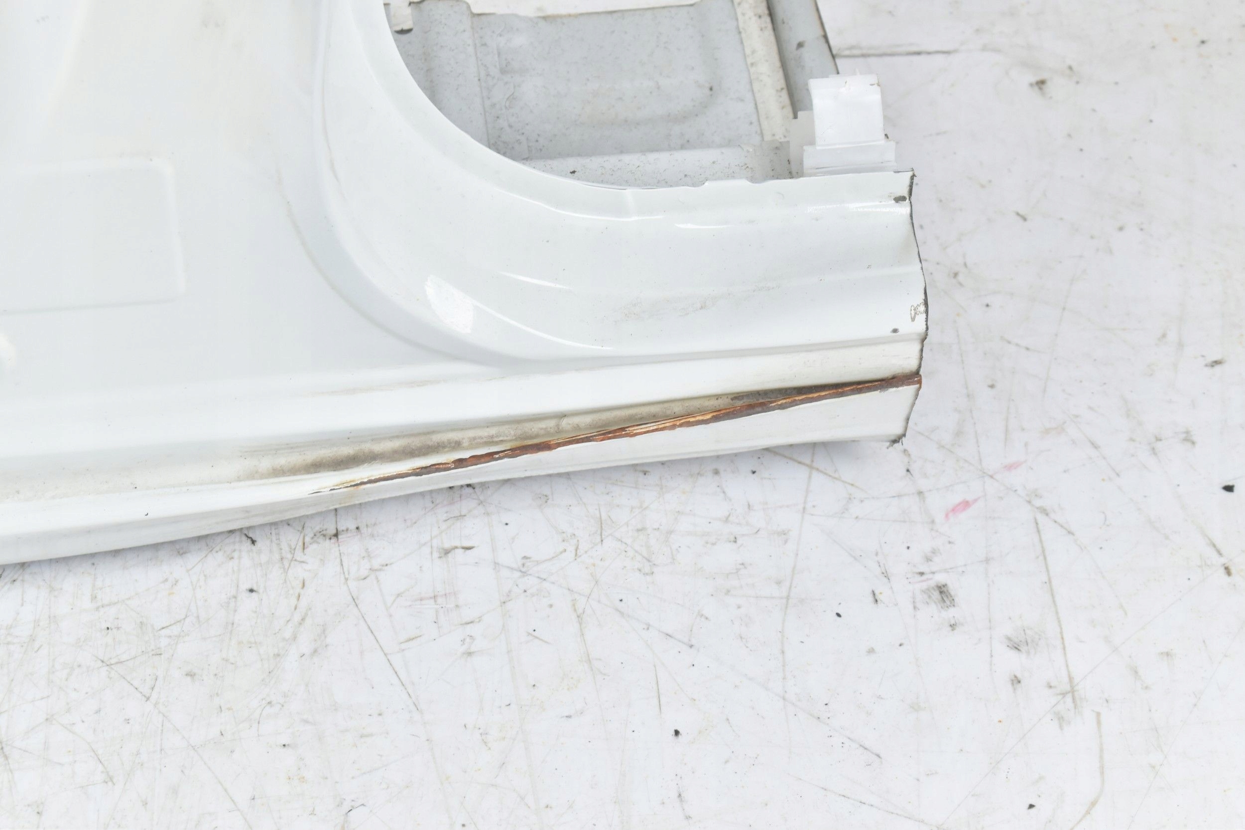 PRÓG SŁUPEK LEWY PRZÓD SUZUKI SWIFT MK8 ZVR 17- Kolor biały