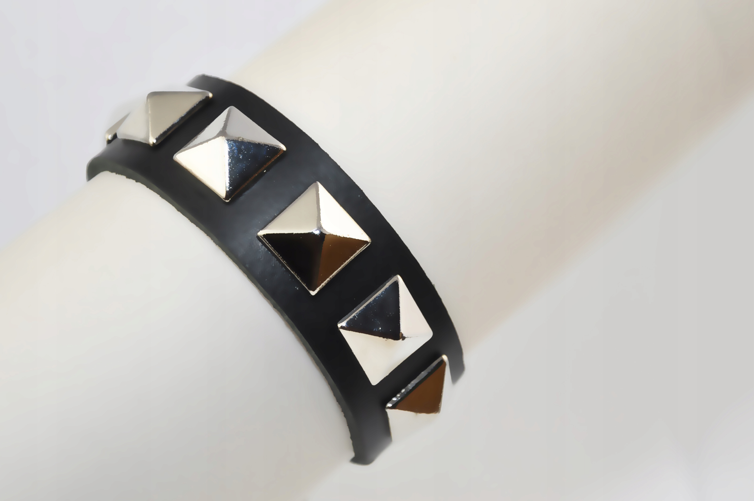 BRANSOLETKA SKÓRZANA ćwieki PIRAMIDKI Splot Inny splot