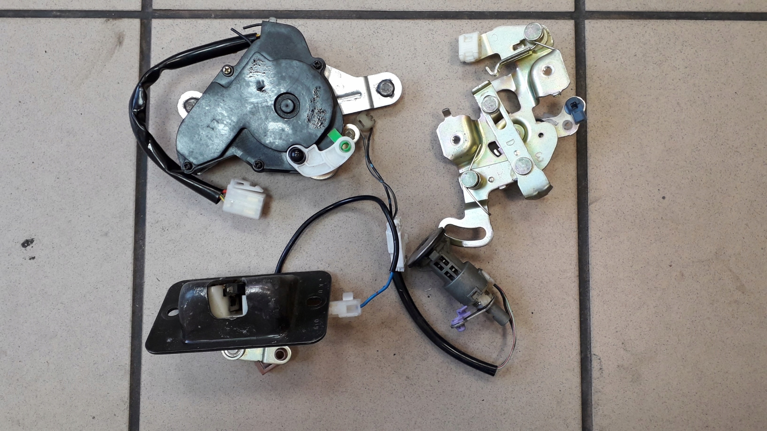 MAZDA 626 KOMBI 98-02 ZAMEK KLAPY TYLNEJ KOMPLET