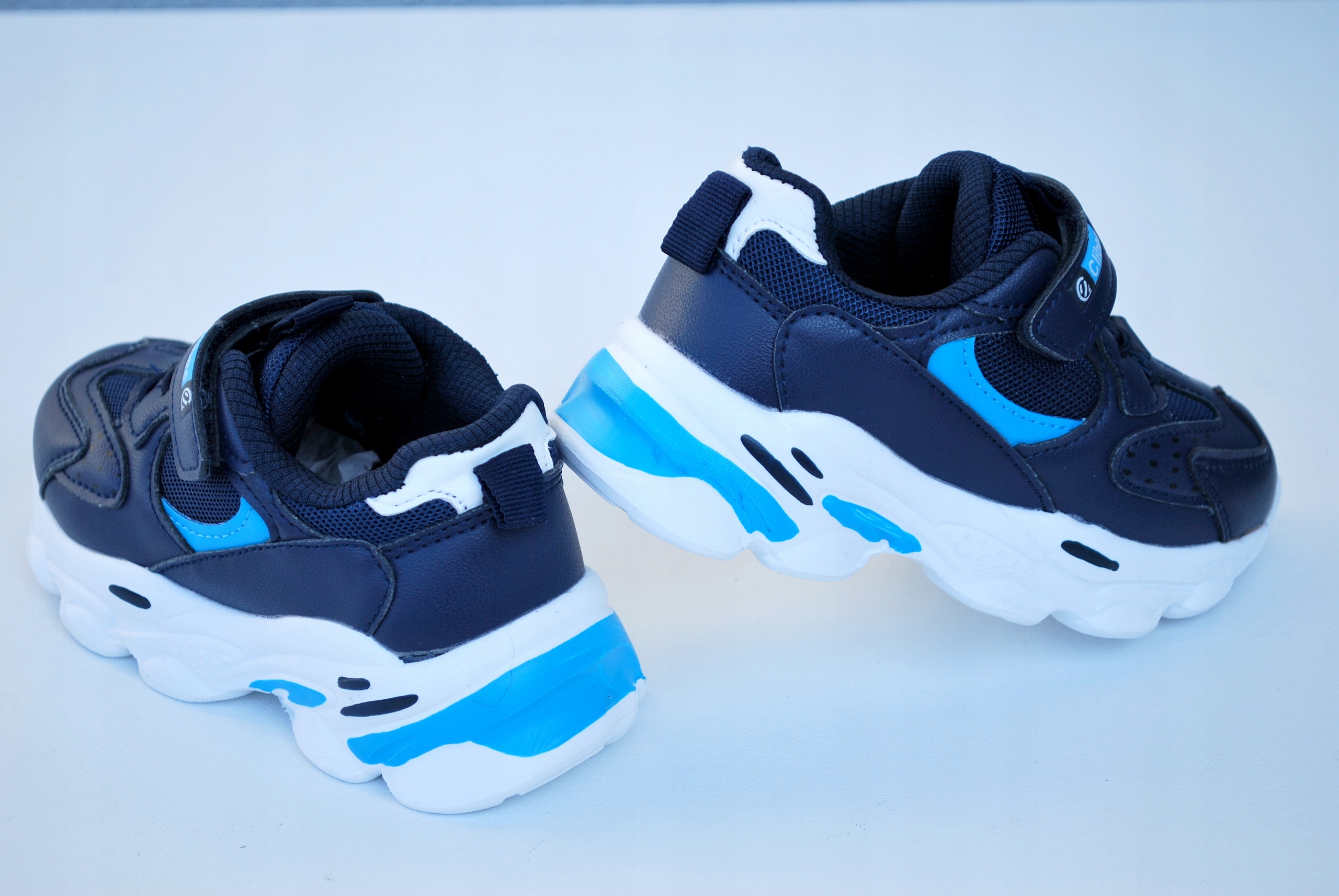 LEKKIE BUTY SPORTOWE ADIDASY w.skóra r.34 / 21,2cm Marka Clibee