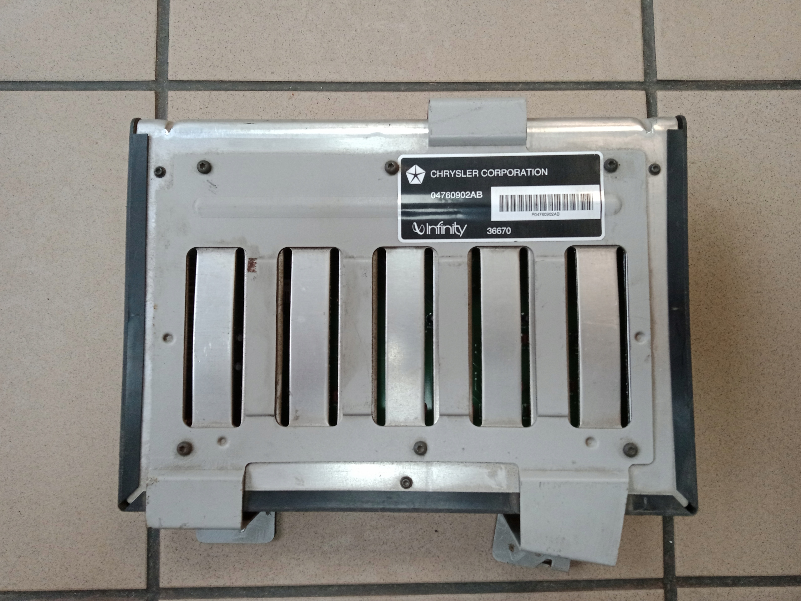 CHRYSLER 300M WZMACNIACZ 04760902AB INFINITY 36670