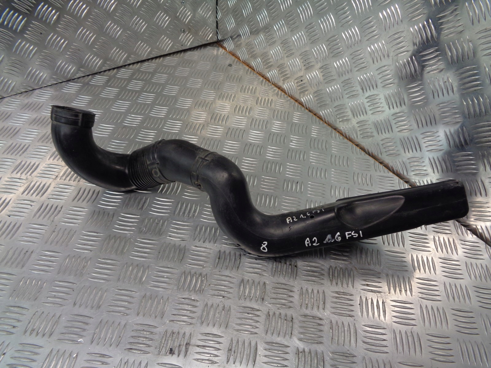 труба патрубок Воздух Audi A2 1.6