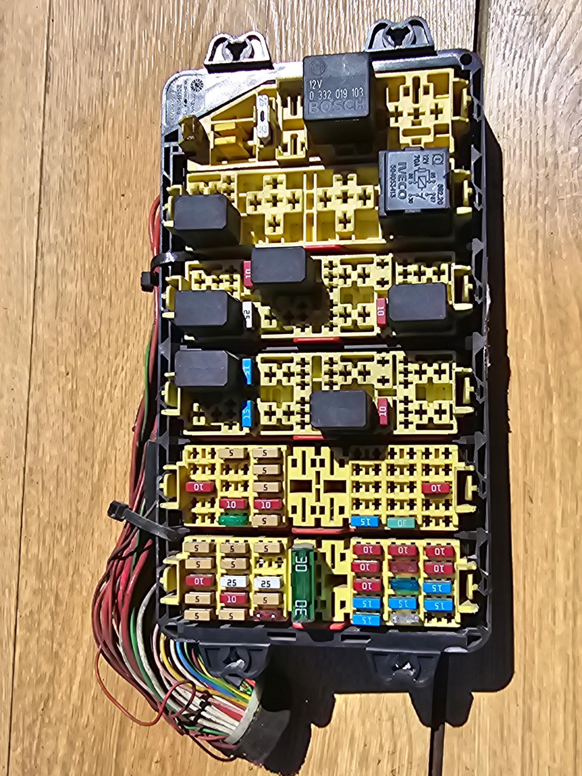 IVECO DAILY III 99-06 2.3 SKRZYNKA BEZPIECZNIKÓW