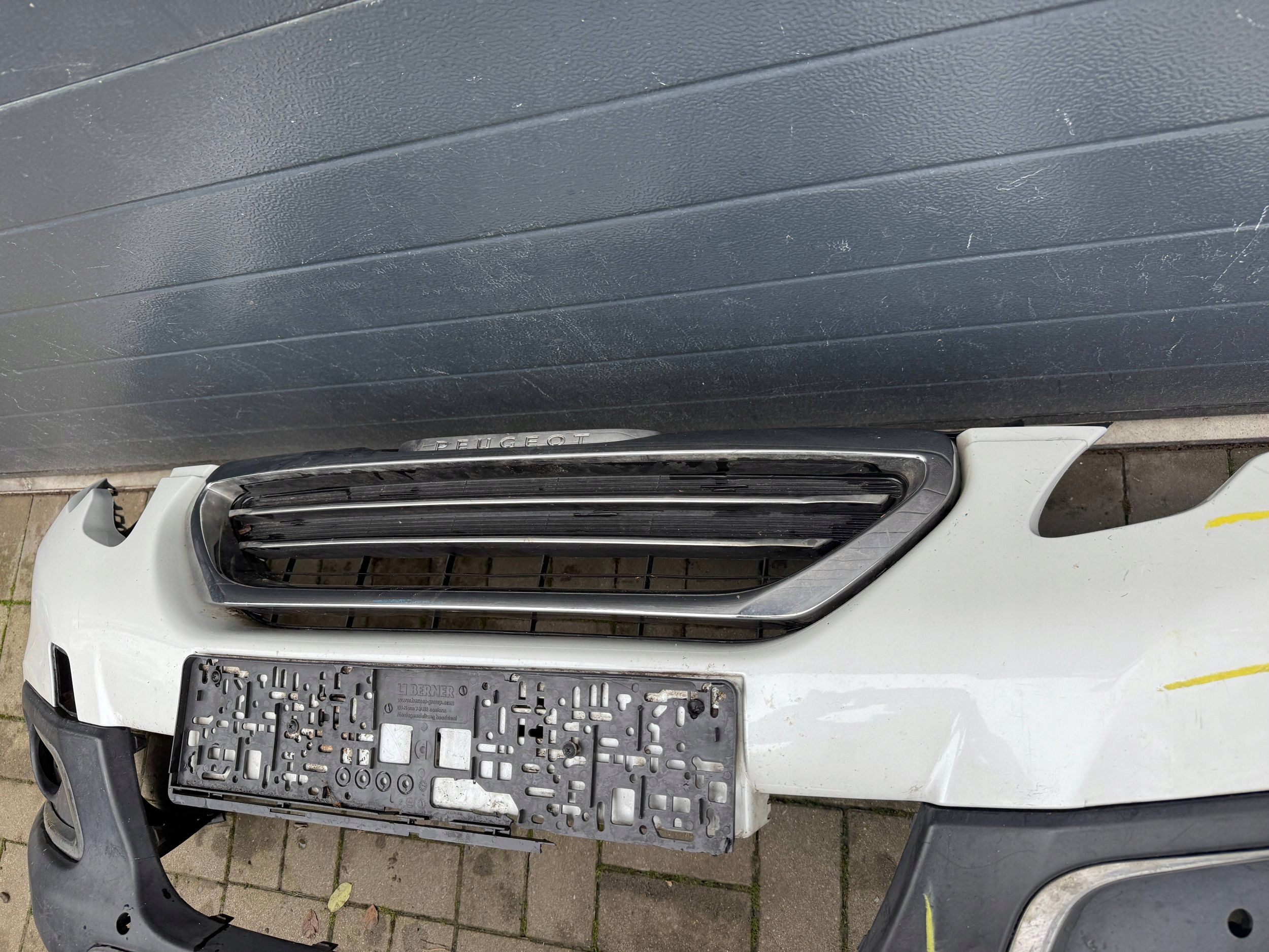 Peugeot 2008 a nárazník predok predný