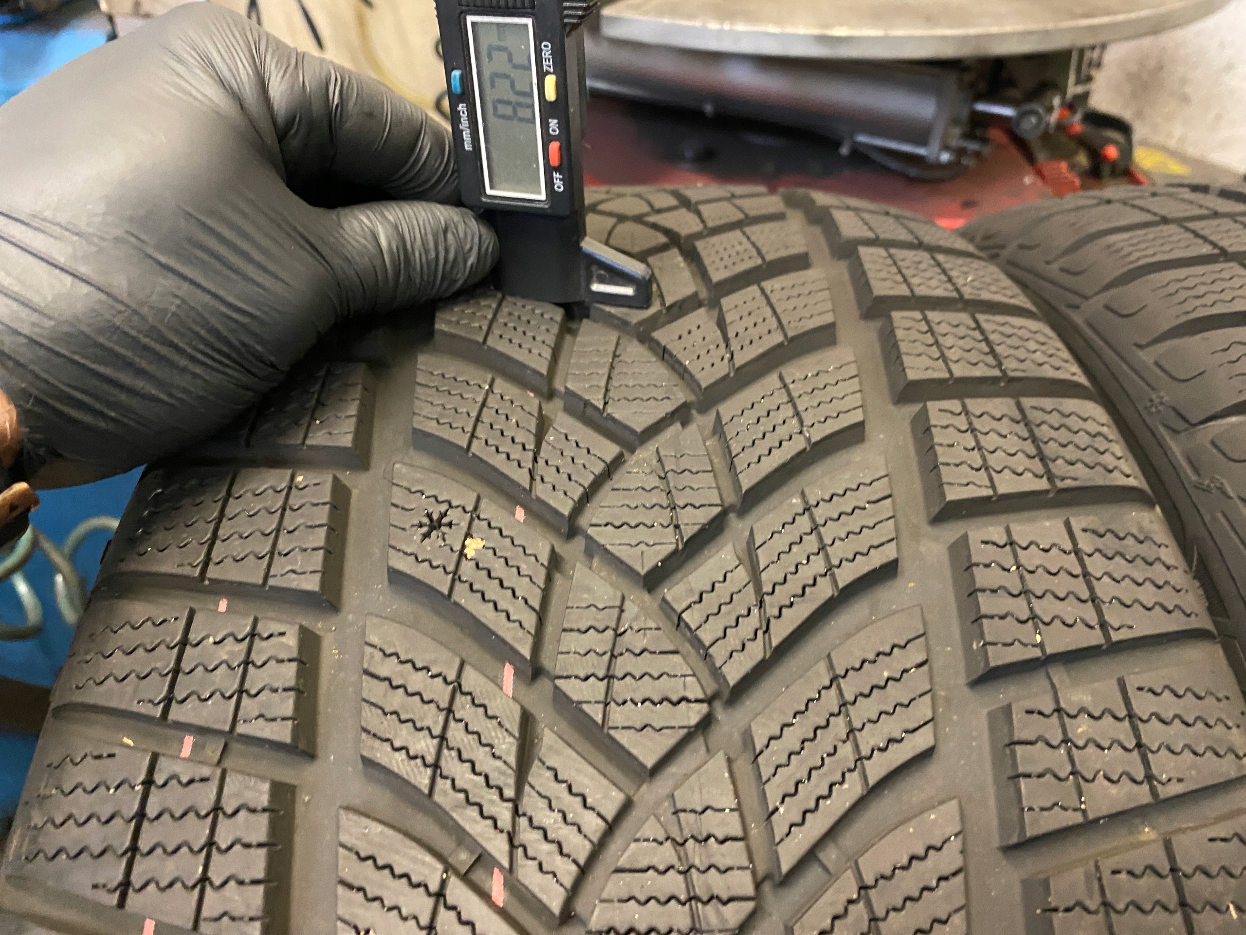 2 tyres winter 255/40R21 Goodyear Performance + as new 8mm