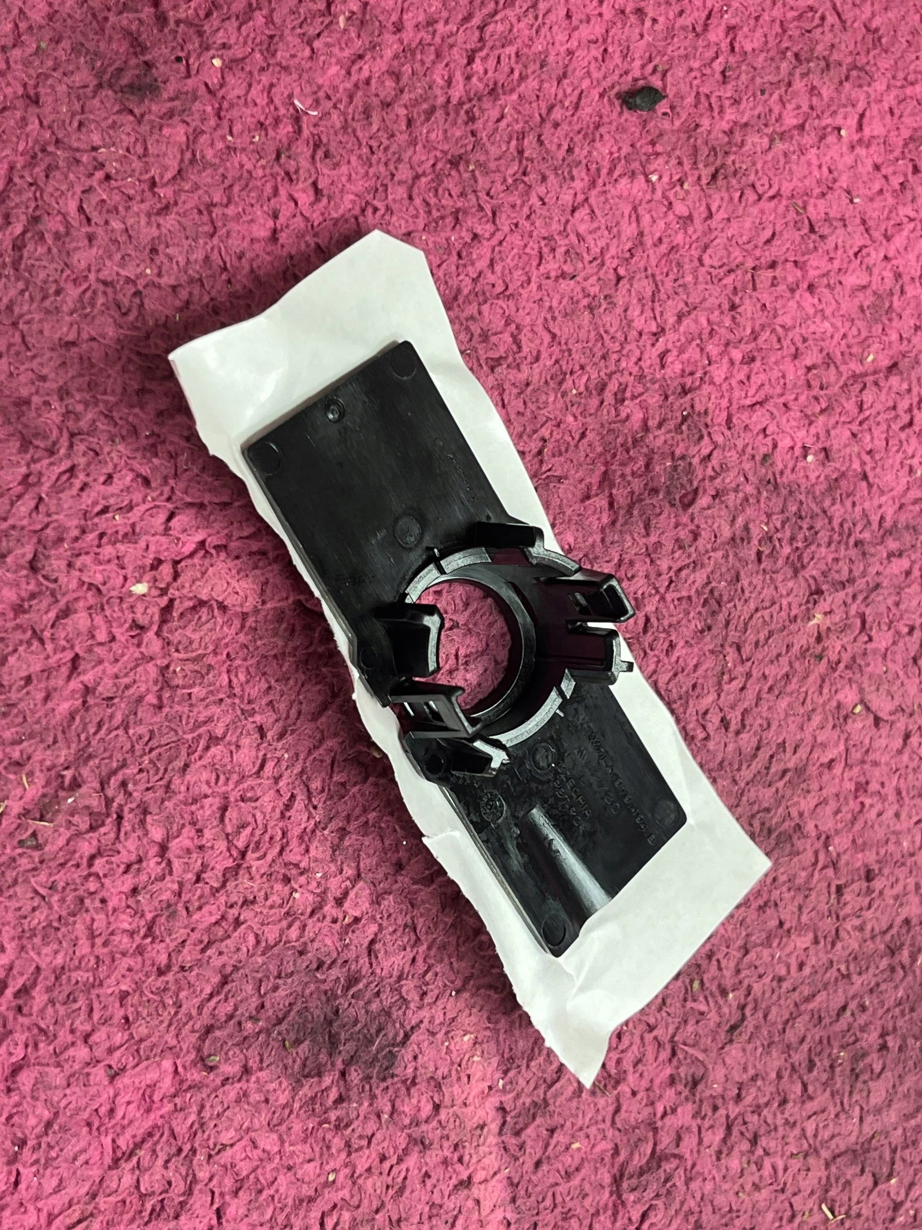 bracket of the sensor PDC front Volkswagen Transporter - Caravelle T6 7LA919494B