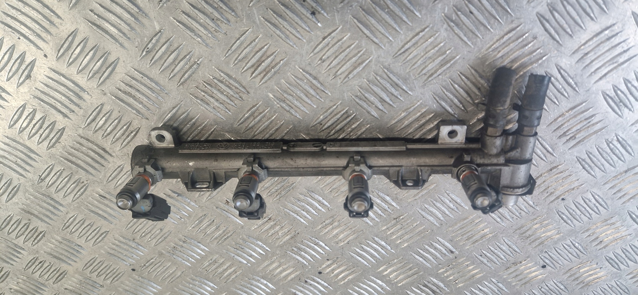 Rampe injection Volkswagen Golf IV 1.4 036133319AA