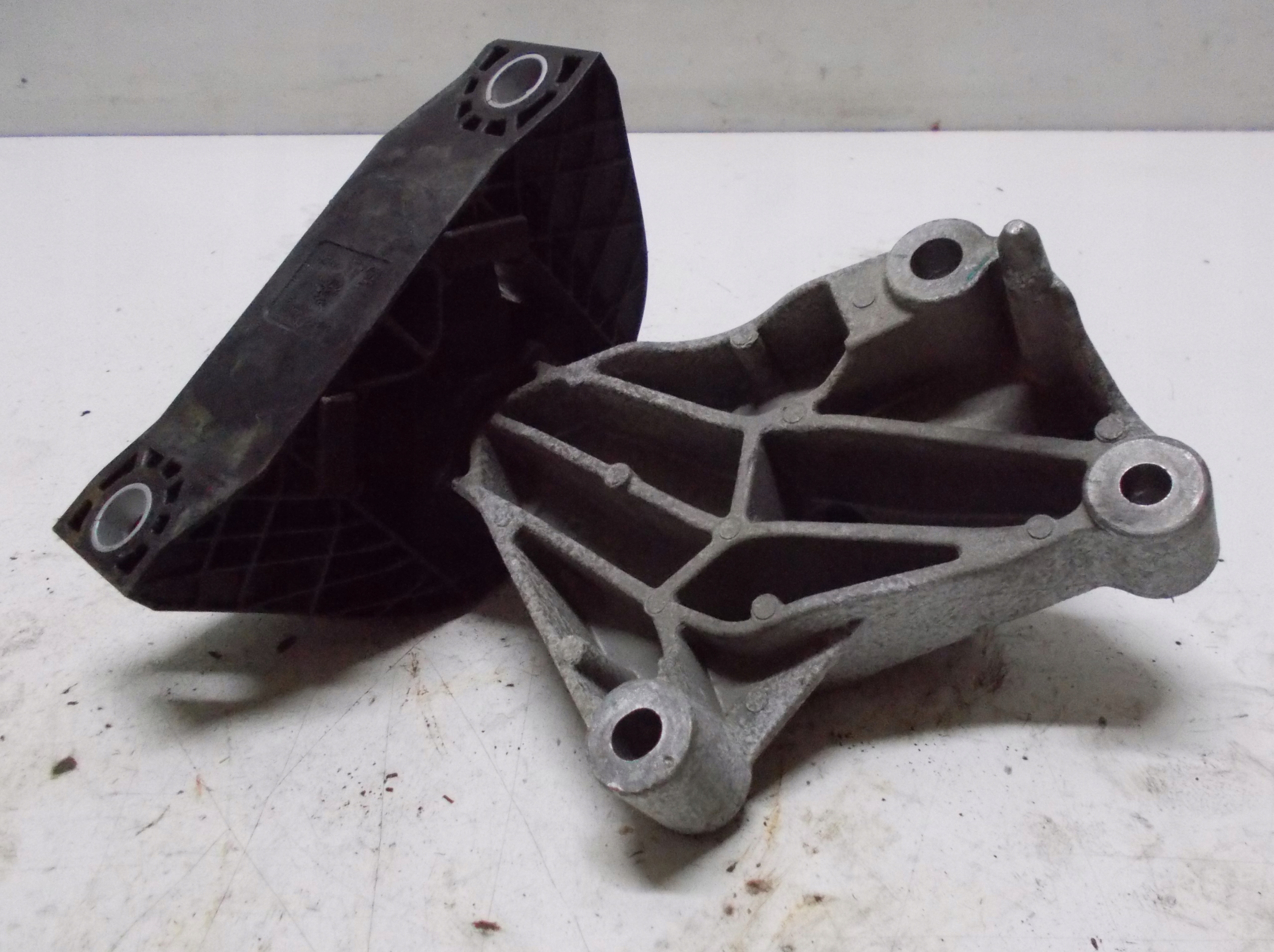 DACIA LOGAN 13R 1.4 TCE holder engine mount 113757955R