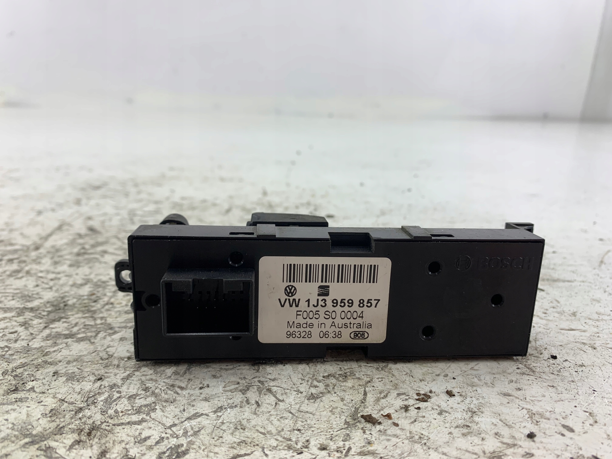 SKODA FABIA a VW GOLF IV PANEL okna levý předek 1J3959857
