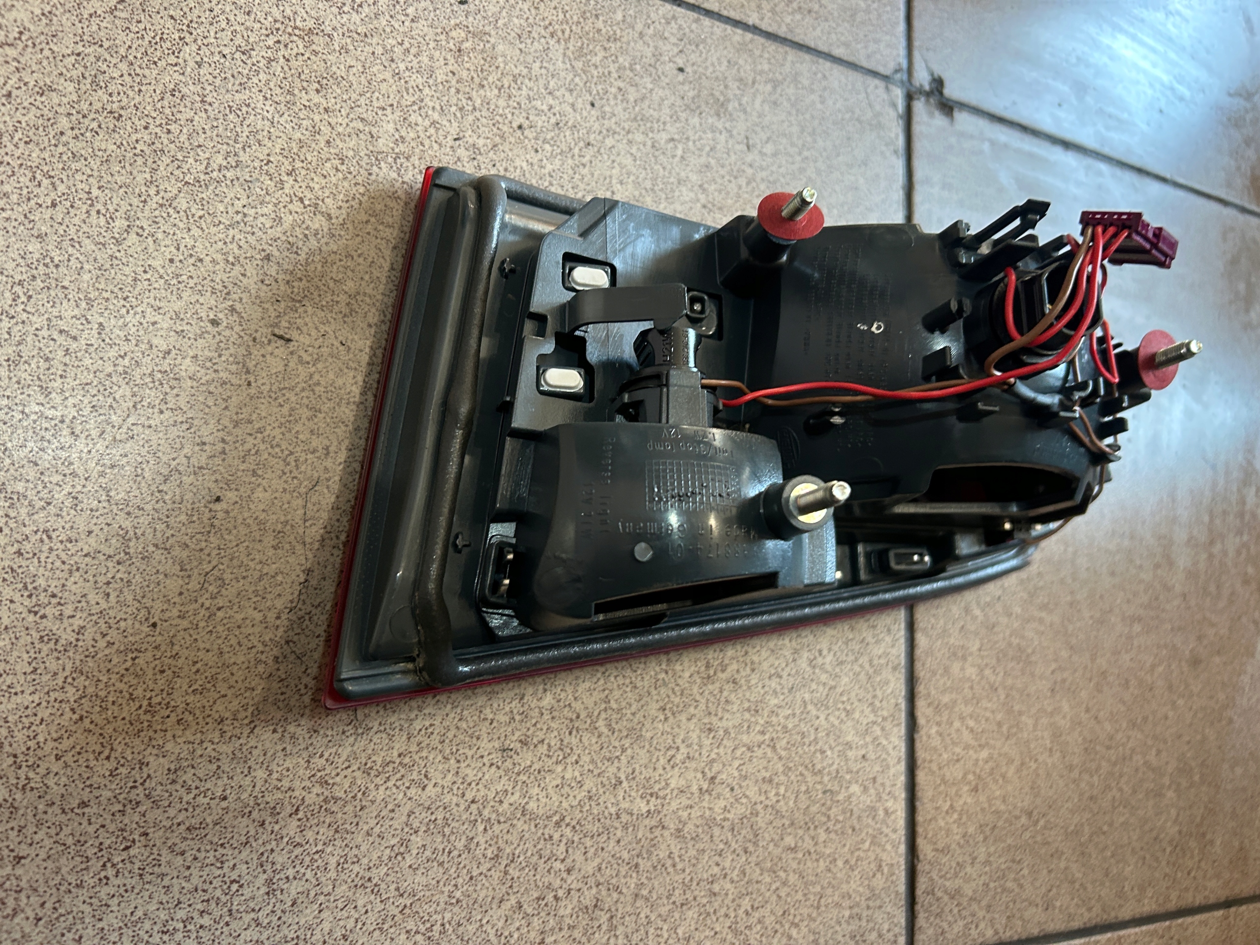 LAMPA LEWA TYŁ W KLAPĘ BMW F11 KOMBI LIFT Rodzaj lampy dedykowana