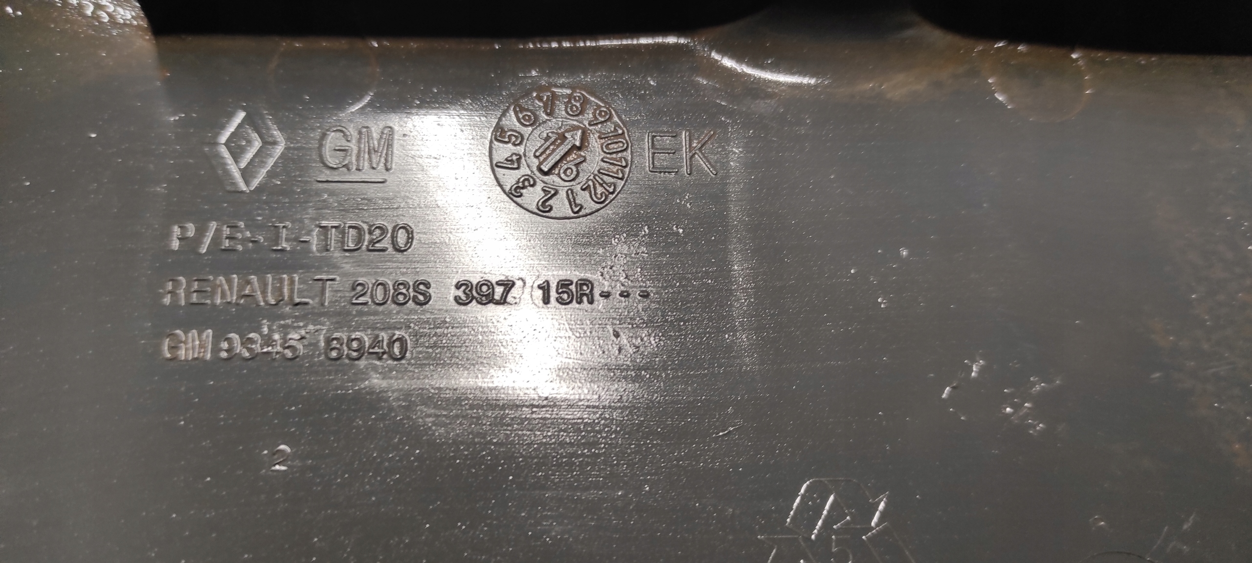 Blende Abdeckung Behälter ADBLUE 208S39715R TRAFICVIVARO III 14