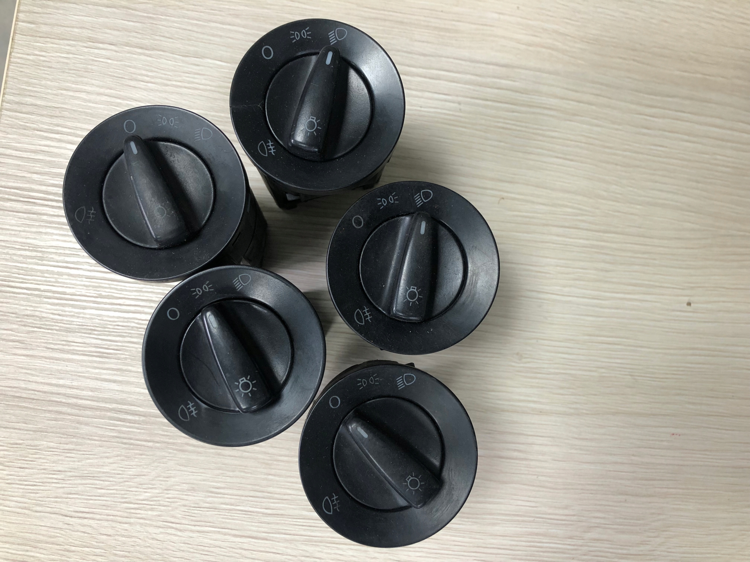 PRZEŁĄCZNIK ŚWIATEŁ VW VOLKSWAGEN GOLF IV BORA