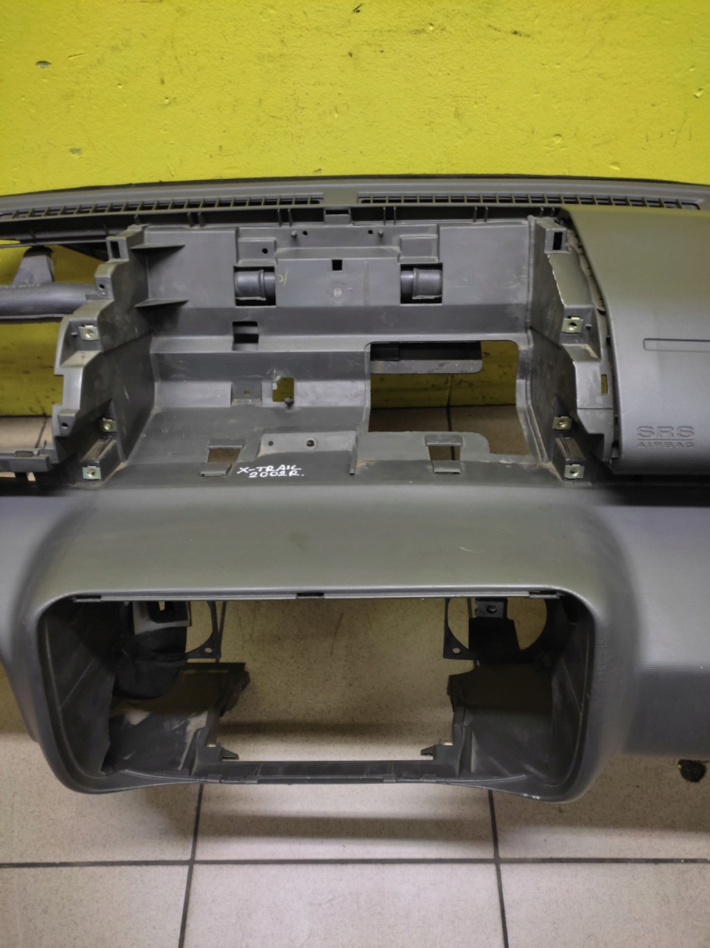 NISSAN X-TRAIL T30 cockpit dashboard instrument panel