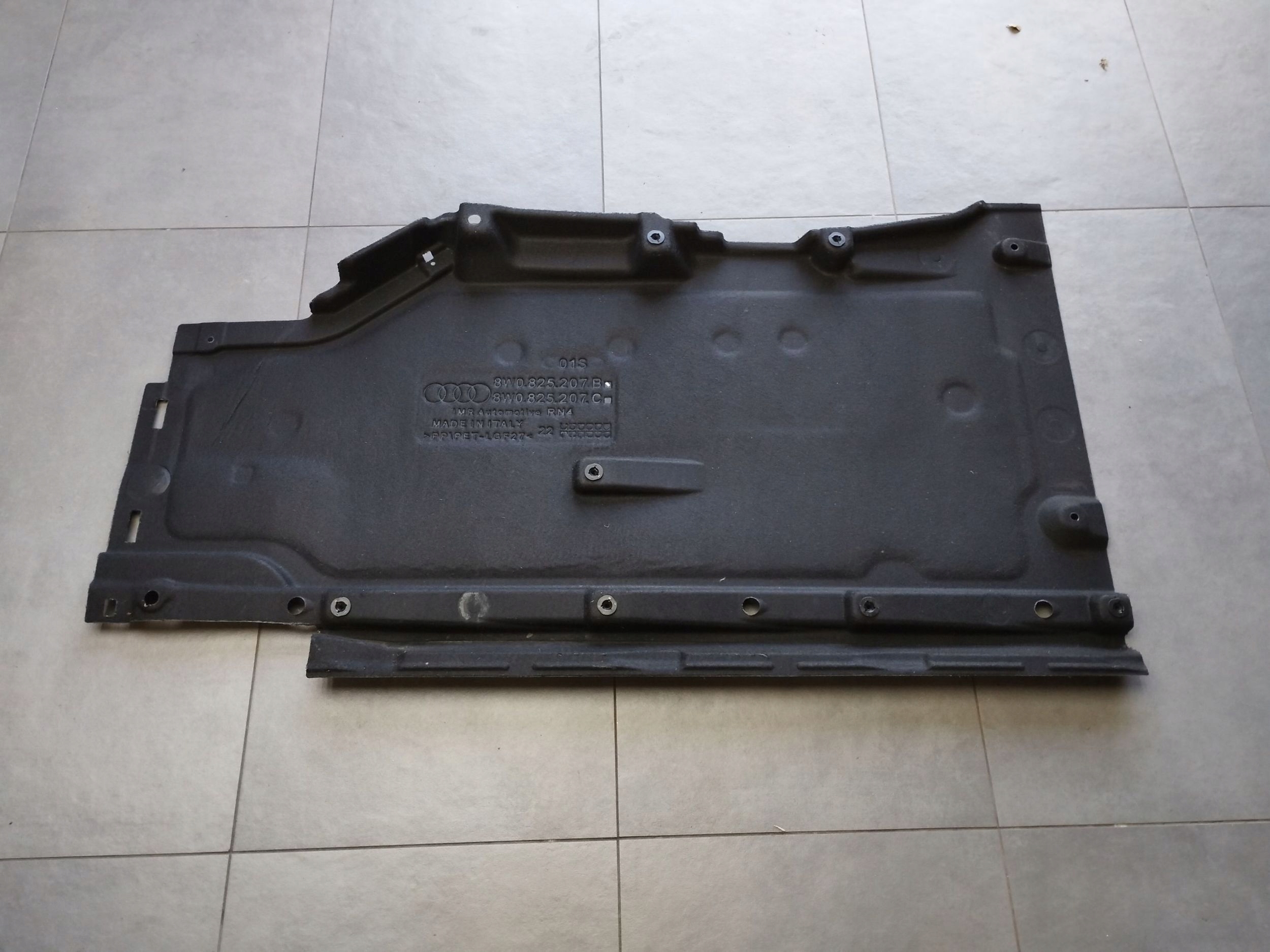 Audi A4 S4 B9 8W sedan cover chassis side left 8W0825207B