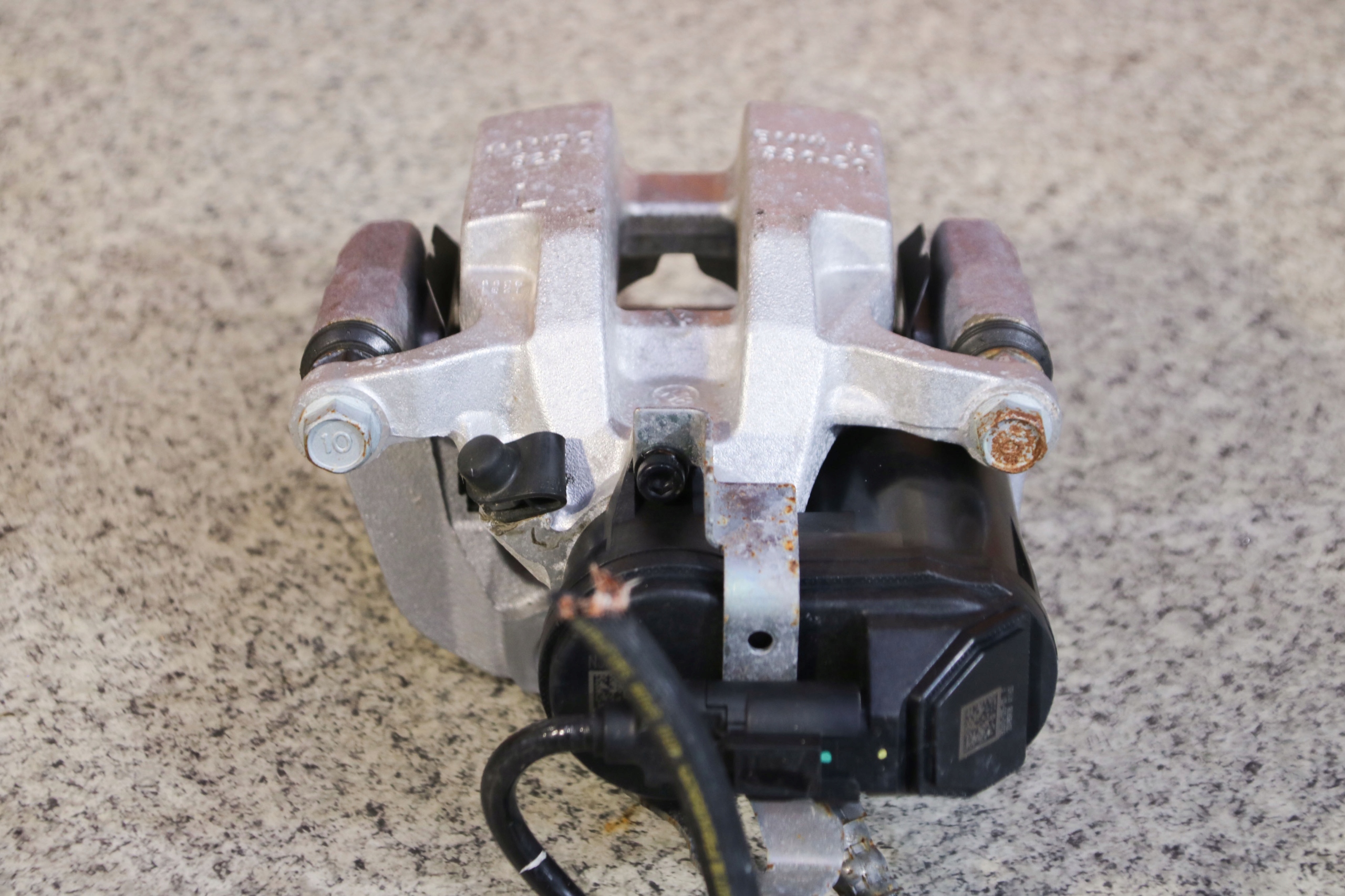 BMW G22 G23 caliper brake left rear part 42/20/330 3 km !!!