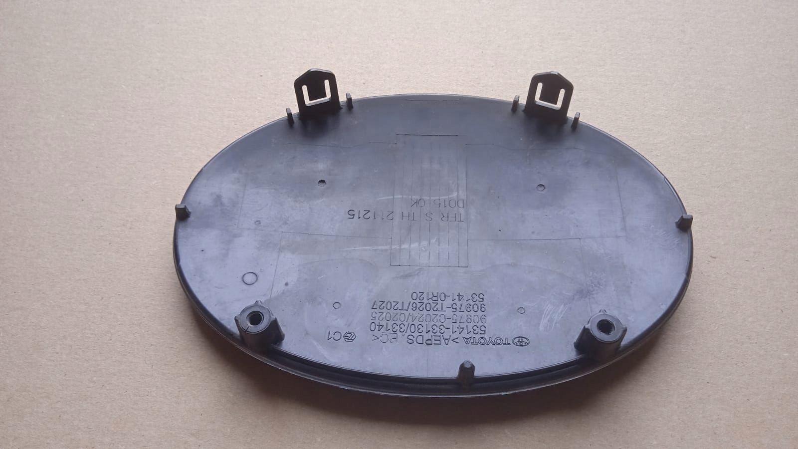 ZNACZEK EMBLEMAT LOGO PRZÓD PRZEDNI TOYOTA RAV4 V 18- Jakość części (zgodnie z GVO) O - oryginał z logo producenta pojazdu (OE)