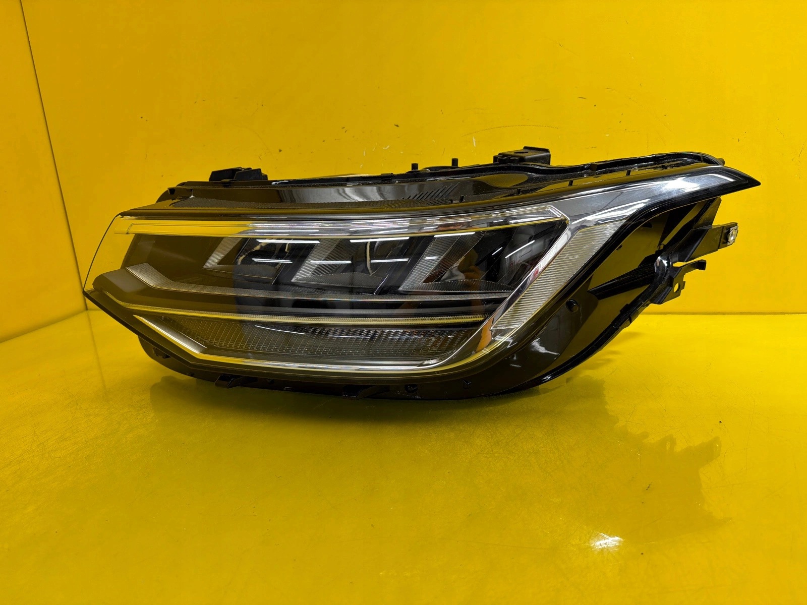 light left front VW Tiguan II Lift 2020- Full Led 5NB941035G